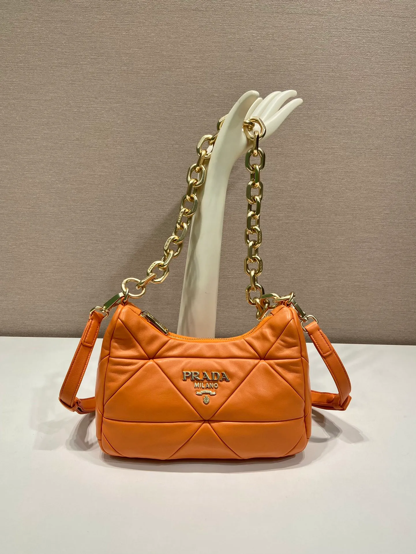 💰1700🎉New style🎉1BD158🎉🎉 This System nappa leather shoulder bag is decorated with a triangular pattern created with gorgeous stitching, highlighting the brand's craftsmanship. The chain handle evokes the association of jewelry and is detachable. The metal lettering logo on the front is outlined with the iconic triangular stitching, and the brand style is immediately visible. Can be carried by hand/shoulder strap/cross-body, highly functional👍If you like babies, hurry up and get it🎉🎉 Length 25 height 18x ​​base 7cm🎉🎉🎉👏👏👏