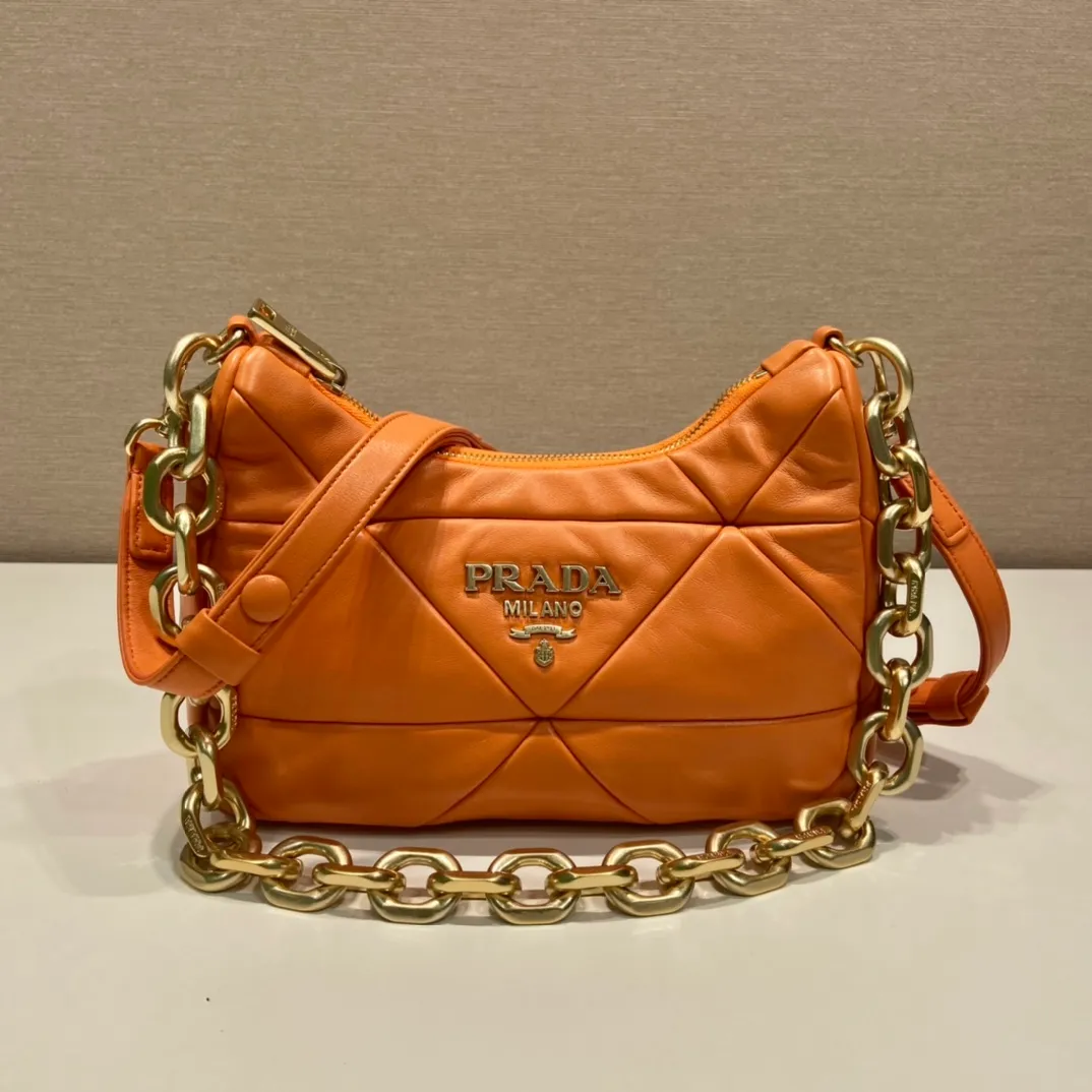 💰1700🎉New style🎉1BD158🎉🎉 This System nappa leather shoulder bag is decorated with a triangular pattern created with gorgeous stitching, highlighting the brand's craftsmanship. The chain handle evokes the association of jewelry and is detachable. The metal lettering logo on the front is outlined with the iconic triangular stitching, and the brand style is immediately visible. Can be carried by hand/shoulder strap/cross-body, highly functional👍If you like babies, hurry up and get it🎉🎉 Length 25 height 18x ​​base 7cm🎉🎉🎉👏👏👏