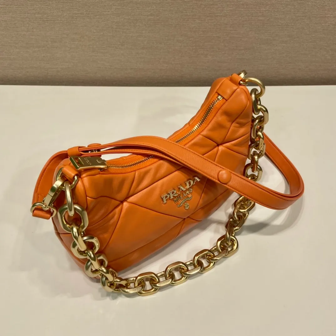 💰1700🎉New style🎉1BD158🎉🎉 This System nappa leather shoulder bag is decorated with a triangular pattern created with gorgeous stitching, highlighting the brand's craftsmanship. The chain handle evokes the association of jewelry and is detachable. The metal lettering logo on the front is outlined with the iconic triangular stitching, and the brand style is immediately visible. Can be carried by hand/shoulder strap/cross-body, highly functional👍If you like babies, hurry up and get it🎉🎉 Length 25 height 18x ​​base 7cm🎉🎉🎉👏👏👏