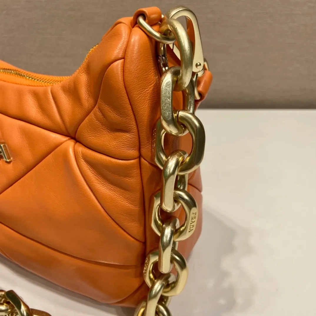 💰1700🎉New style🎉1BD158🎉🎉 This System nappa leather shoulder bag is decorated with a triangular pattern created with gorgeous stitching, highlighting the brand's craftsmanship. The chain handle evokes the association of jewelry and is detachable. The metal lettering logo on the front is outlined with the iconic triangular stitching, and the brand style is immediately visible. Can be carried by hand/shoulder strap/cross-body, highly functional👍If you like babies, hurry up and get it🎉🎉 Length 25 height 18x ​​base 7cm🎉🎉🎉👏👏👏