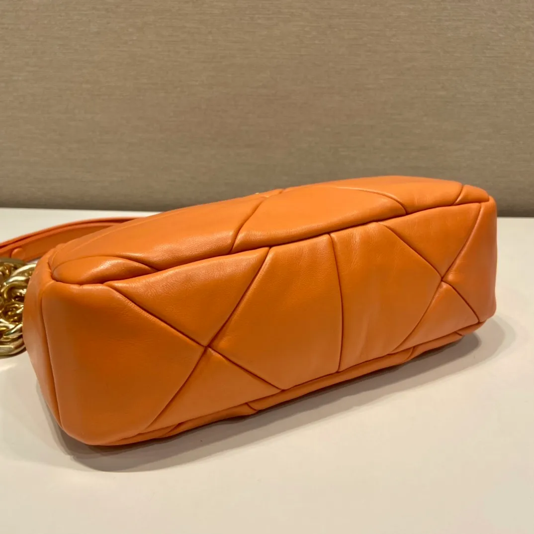 💰1700🎉New style🎉1BD158🎉🎉 This System nappa leather shoulder bag is decorated with a triangular pattern created with gorgeous stitching, highlighting the brand's craftsmanship. The chain handle evokes the association of jewelry and is detachable. The metal lettering logo on the front is outlined with the iconic triangular stitching, and the brand style is immediately visible. Can be carried by hand/shoulder strap/cross-body, highly functional👍If you like babies, hurry up and get it🎉🎉 Length 25 height 18x ​​base 7cm🎉🎉🎉👏👏👏