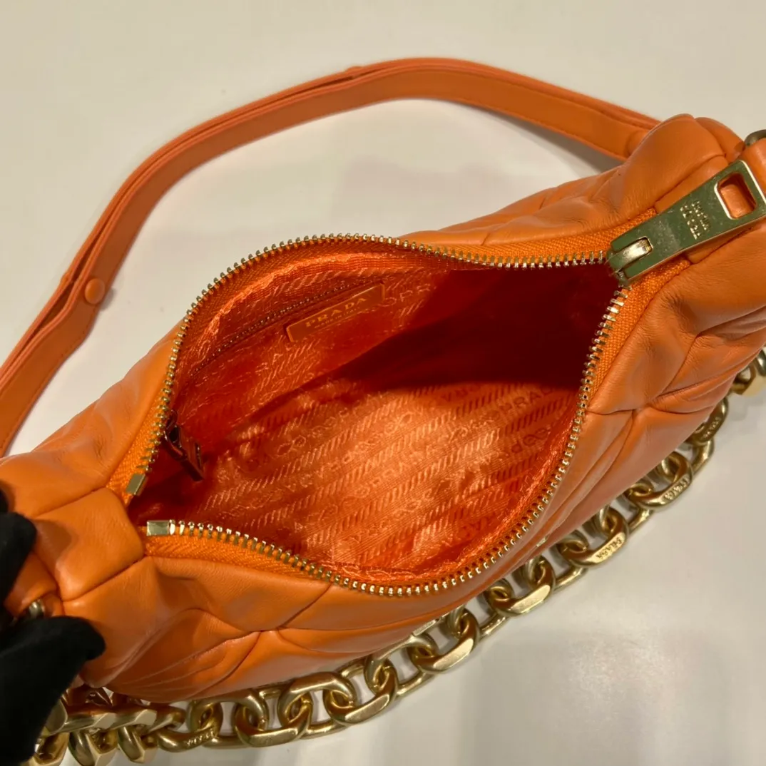 💰1700🎉New style🎉1BD158🎉🎉 This System nappa leather shoulder bag is decorated with a triangular pattern created with gorgeous stitching, highlighting the brand's craftsmanship. The chain handle evokes the association of jewelry and is detachable. The metal lettering logo on the front is outlined with the iconic triangular stitching, and the brand style is immediately visible. Can be carried by hand/shoulder strap/cross-body, highly functional👍If you like babies, hurry up and get it🎉🎉 Length 25 height 18x ​​base 7cm🎉🎉🎉👏👏👏