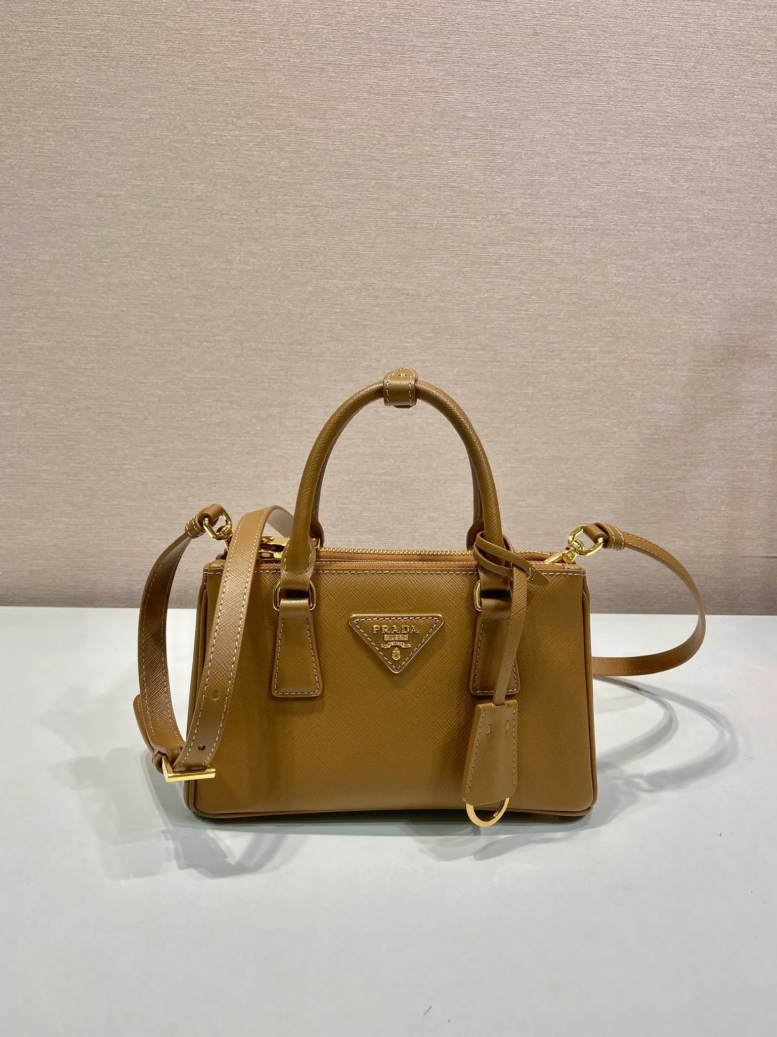 💰1700🎉mini killer🎉1BA916 new product🎉🎉 This Galleria handbag is made of iconic Saffiano leather, equipped with a detachable shoulder strap and top-grade brushed hardware👍👍. It is a chic interpretation of classic and timeless elegance. For beauties in the current era of fashionable small bags. It’s worth owning, it can be used easily for girls’ daily travel📱💄🚗🔑, it has a large capacity, is beautiful and practical🙊🙊It is a bag that will never go out of style whenever you use it😘😘Hurry up and get it👏👏 Length 21x Height 12.5x Bottom 8.5cm