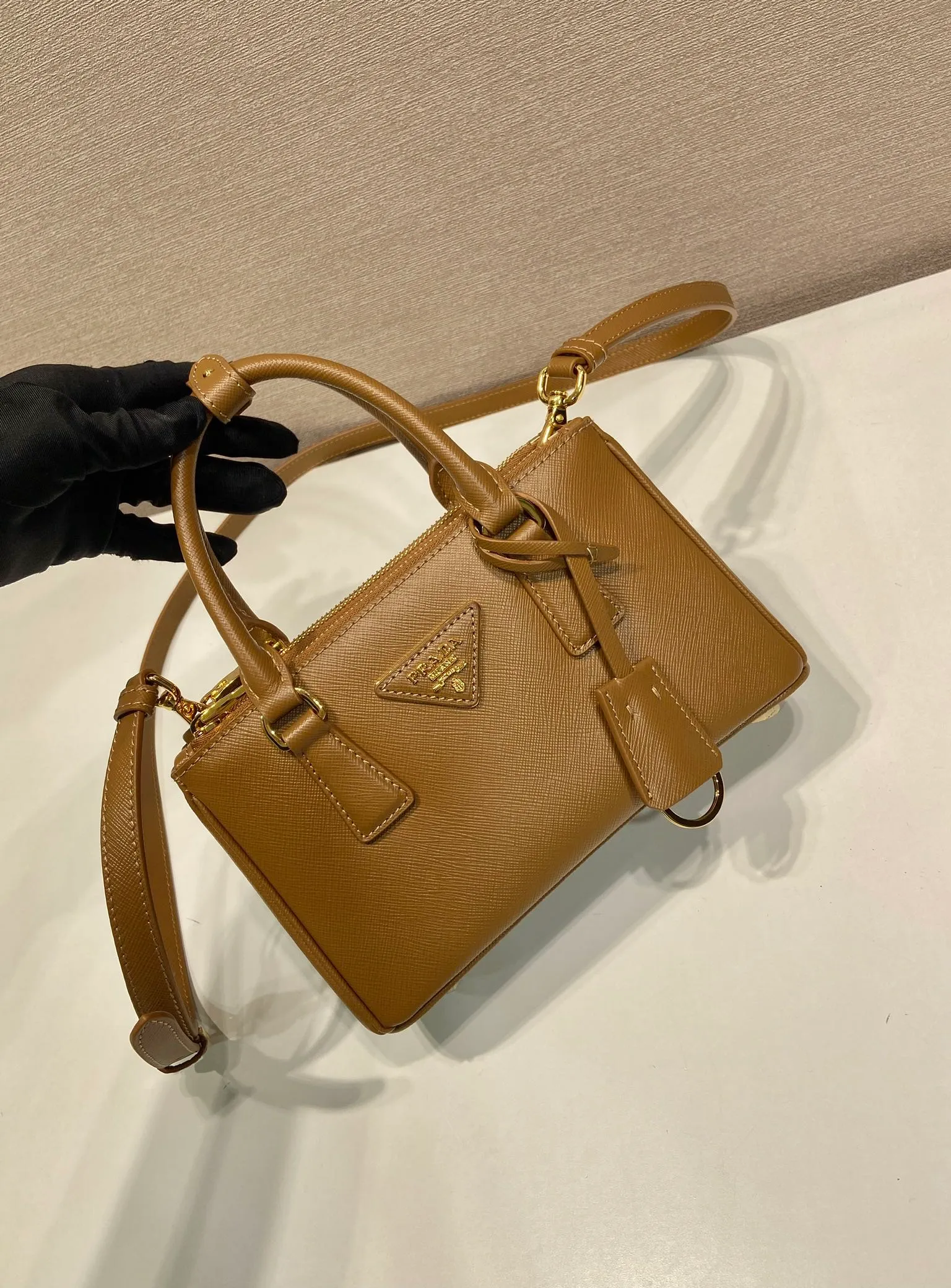 💰1700🎉mini killer🎉1BA916 new product🎉🎉 This Galleria handbag is made of iconic Saffiano leather, equipped with a detachable shoulder strap and top-grade brushed hardware👍👍. It is a chic interpretation of classic and timeless elegance. For beauties in the current era of fashionable small bags. It’s worth owning, it can be used easily for girls’ daily travel📱💄🚗🔑, it has a large capacity, is beautiful and practical🙊🙊It is a bag that will never go out of style whenever you use it😘😘Hurry up and get it👏👏 Length 21x Height 12.5x Bottom 8.5cm