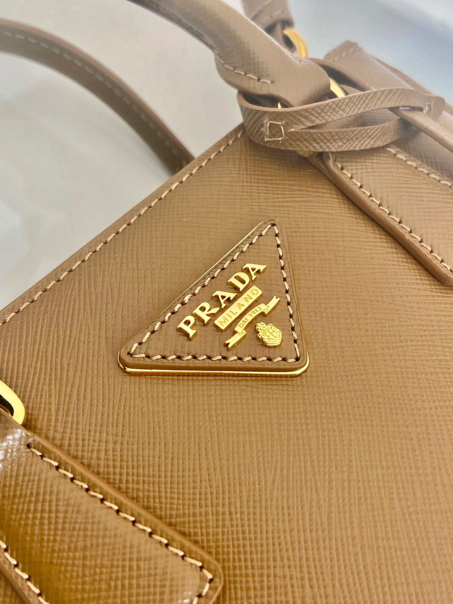 💰1700🎉mini killer🎉1BA916 new product🎉🎉 This Galleria handbag is made of iconic Saffiano leather, equipped with a detachable shoulder strap and top-grade brushed hardware👍👍. It is a chic interpretation of classic and timeless elegance. For beauties in the current era of fashionable small bags. It’s worth owning, it can be used easily for girls’ daily travel📱💄🚗🔑, it has a large capacity, is beautiful and practical🙊🙊It is a bag that will never go out of style whenever you use it😘😘Hurry up and get it👏👏 Length 21x Height 12.5x Bottom 8.5cm