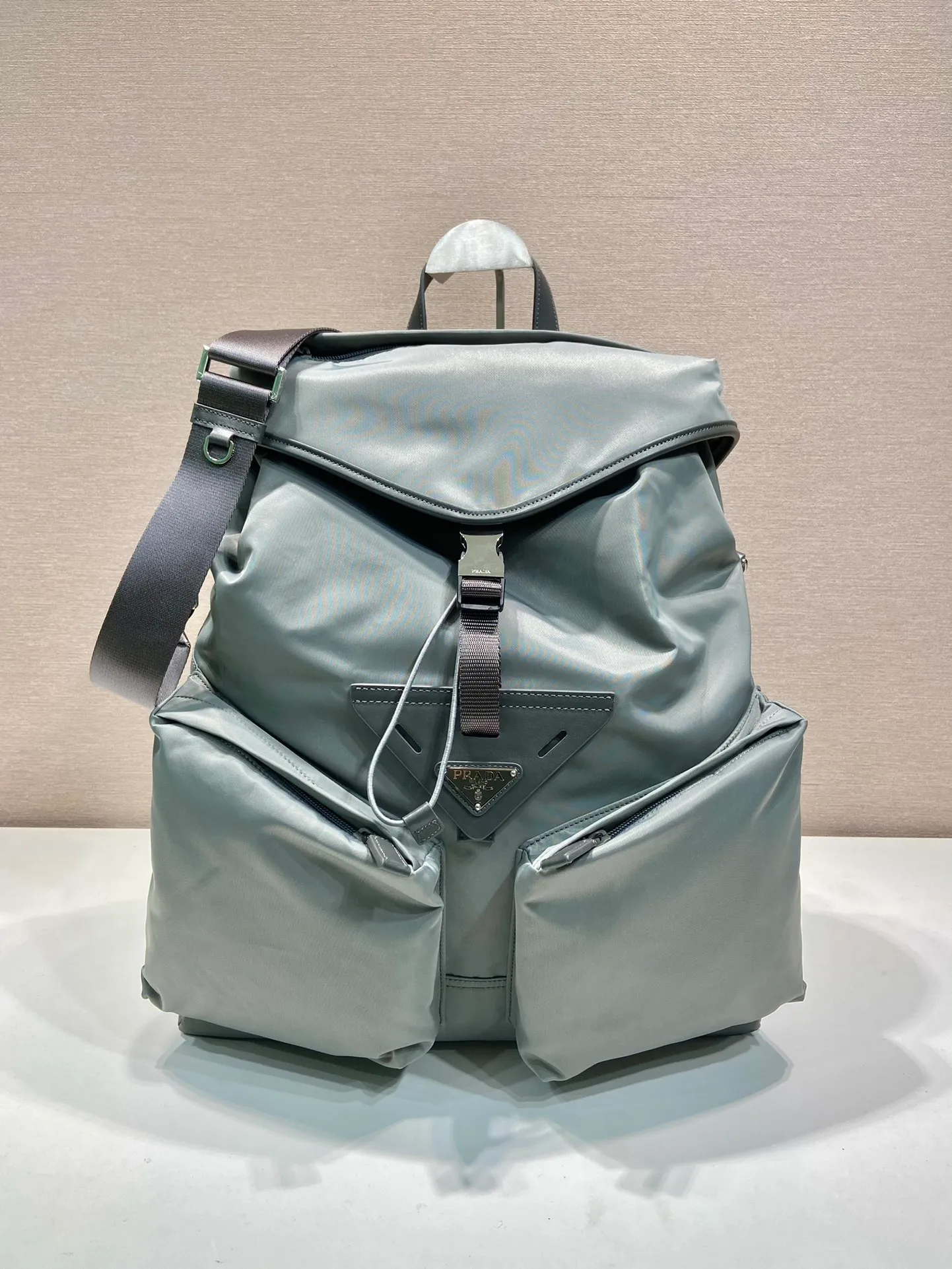 💰1700🎉New catwalk model🎉2VZ108 shoulder bag/shoulder bag new color🎉🎉 This catwalk style backpack is made of imported nylon fabric, calfskin and top-grade hardware. It has a front buckle/flap and 2 pocket design. It is equipped with a detachable nylon shoulder strap. The back can be carried on both shoulders and inserted into a trolley case. It has many compartments and a lot of space. It is no problem for daily carrying and business trips. It is fashionable and practical. Get it now. Handsome guys👏👏 38cm long, 45cm tall and 18cm tall🎉🎉🎉👏👏👏