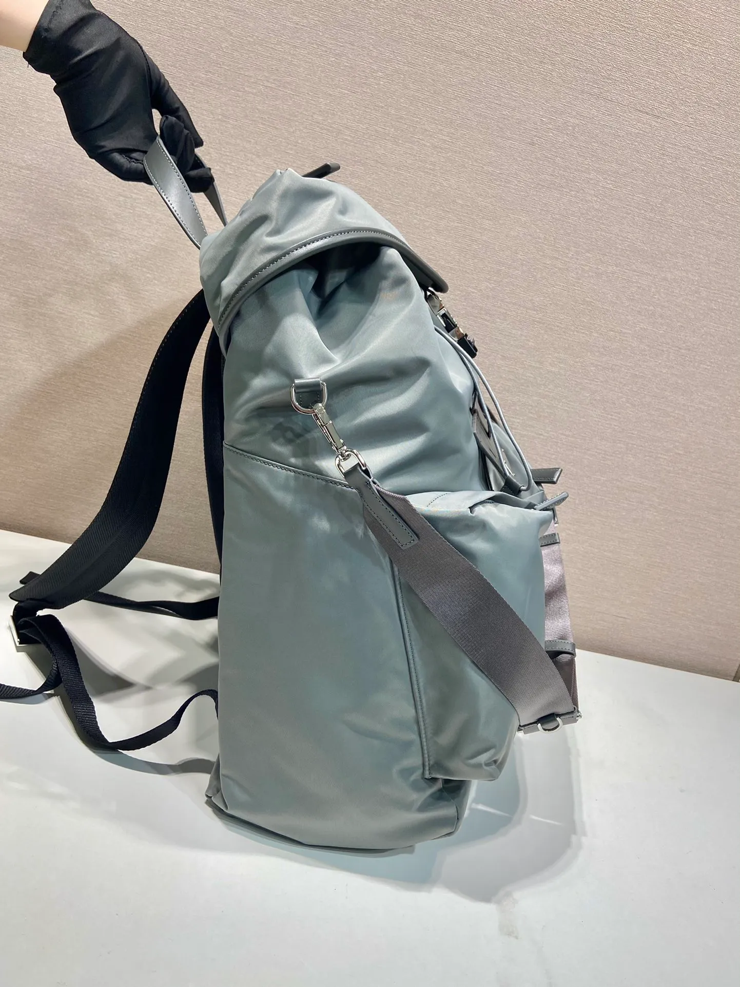 💰1700🎉New catwalk model🎉2VZ108 shoulder bag/shoulder bag new color🎉🎉 This catwalk style backpack is made of imported nylon fabric, calfskin and top-grade hardware. It has a front buckle/flap and 2 pocket design. It is equipped with a detachable nylon shoulder strap. The back can be carried on both shoulders and inserted into a trolley case. It has many compartments and a lot of space. It is no problem for daily carrying and business trips. It is fashionable and practical. Get it now. Handsome guys👏👏 38cm long, 45cm tall and 18cm tall🎉🎉🎉👏👏👏