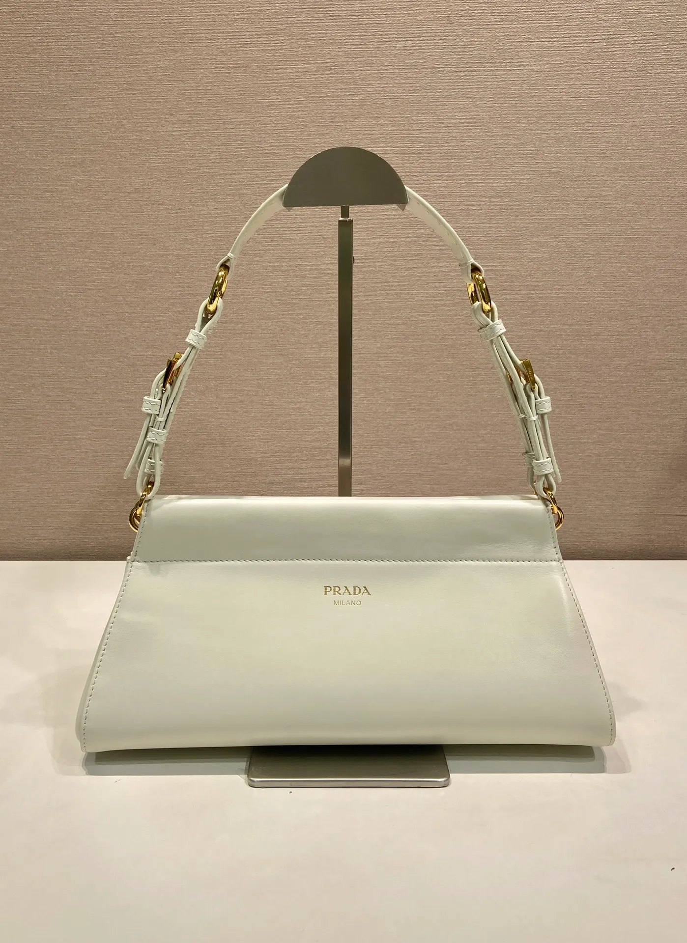 💰1640🎉New🎉1BC262🎉🎉 The Enchaîné bag features a retro-charming silhouette reinterpreted with a practical and modern structure. Classically feminine shapes are enriched by soft silhouettes and emphasized by the distressed treatment of leather, which is obtained through innovative craftsmanship techniques. The handle adds a diverse element to the design, highlighting practicality and elegance. Detachable leather handle - metal accessories - engraved logo on the front - with zipper pocket, another timeless and popular item, get your hands on it now 🎉🎉 Length 32.5x Height 15.5x Bottom 11cm🎉🎉