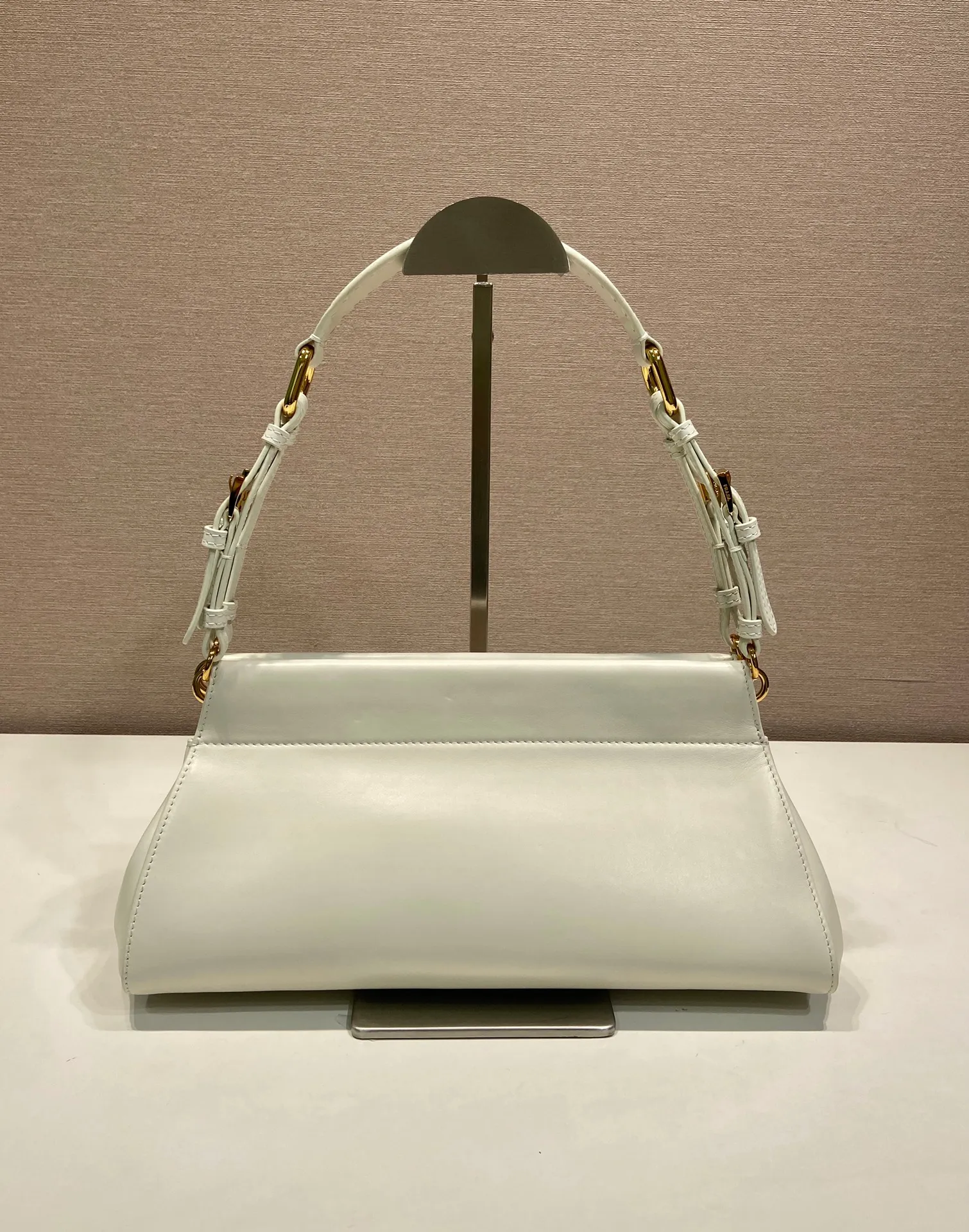 💰1640🎉New🎉1BC262🎉🎉 The Enchaîné bag features a retro-charming silhouette reinterpreted with a practical and modern structure. Classically feminine shapes are enriched by soft silhouettes and emphasized by the distressed treatment of leather, which is obtained through innovative craftsmanship techniques. The handle adds a diverse element to the design, highlighting practicality and elegance. Detachable leather handle - metal accessories - engraved logo on the front - with zipper pocket, another timeless and popular item, get your hands on it now 🎉🎉 Length 32.5x Height 15.5x Bottom 11cm🎉🎉