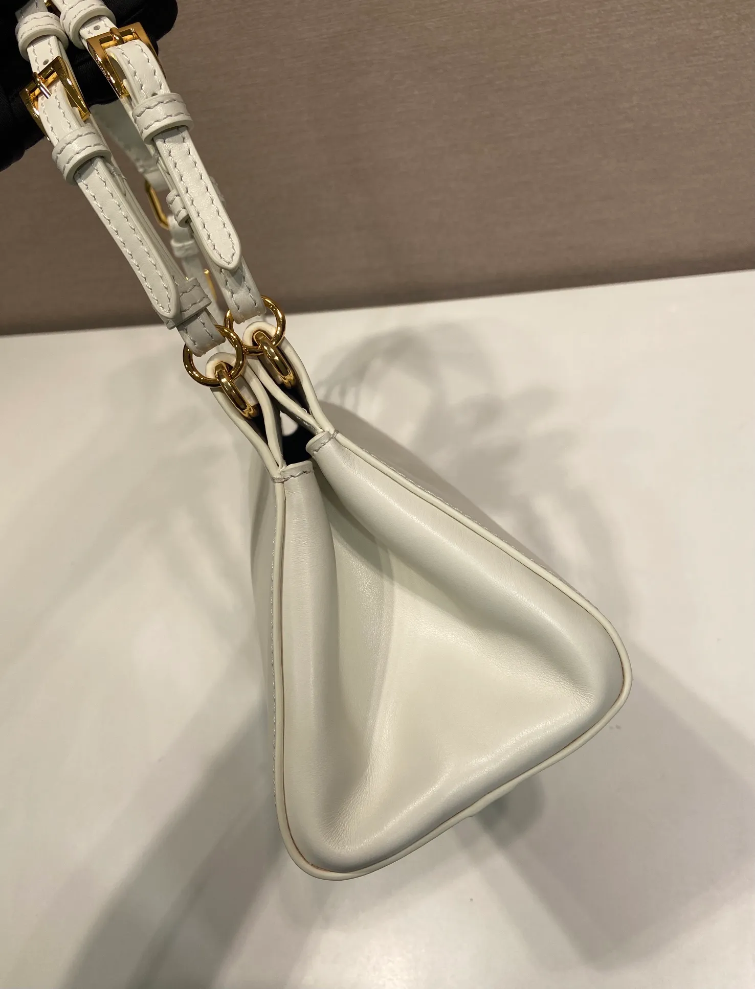 💰1640🎉New🎉1BC262🎉🎉 The Enchaîné bag features a retro-charming silhouette reinterpreted with a practical and modern structure. Classically feminine shapes are enriched by soft silhouettes and emphasized by the distressed treatment of leather, which is obtained through innovative craftsmanship techniques. The handle adds a diverse element to the design, highlighting practicality and elegance. Detachable leather handle - metal accessories - engraved logo on the front - with zipper pocket, another timeless and popular item, get your hands on it now 🎉🎉 Length 32.5x Height 15.5x Bottom 11cm🎉🎉
