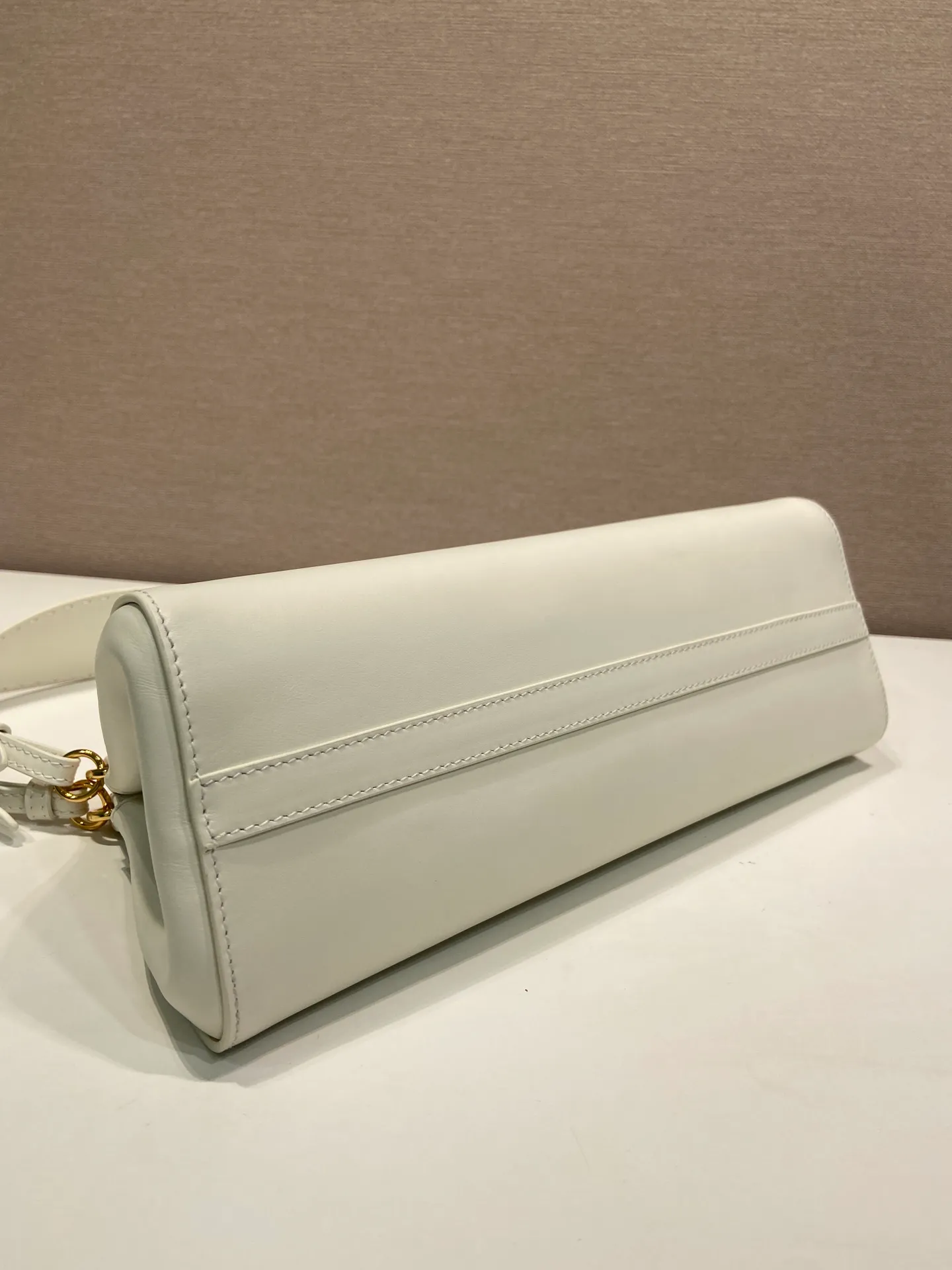 💰1640🎉New🎉1BC262🎉🎉 The Enchaîné bag features a retro-charming silhouette reinterpreted with a practical and modern structure. Classically feminine shapes are enriched by soft silhouettes and emphasized by the distressed treatment of leather, which is obtained through innovative craftsmanship techniques. The handle adds a diverse element to the design, highlighting practicality and elegance. Detachable leather handle - metal accessories - engraved logo on the front - with zipper pocket, another timeless and popular item, get your hands on it now 🎉🎉 Length 32.5x Height 15.5x Bottom 11cm🎉🎉