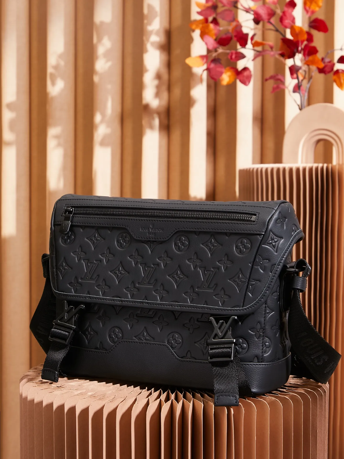 P¥1040👉nfc163C01 dynamic chip version👈[Top-level inspection-free pure steel hardware] M25121 This Voyager messenger bag is made of Monogram Shadow cow leather, inspired by retro school bags. The brand-new LV buckle brings a convenient experience, the adjustable shoulder strap allows for comfortable carrying, and there is ample space to store tablets, chargers, notepads and other daily needs. 33 x 22.5 x 11 (length x height x width)