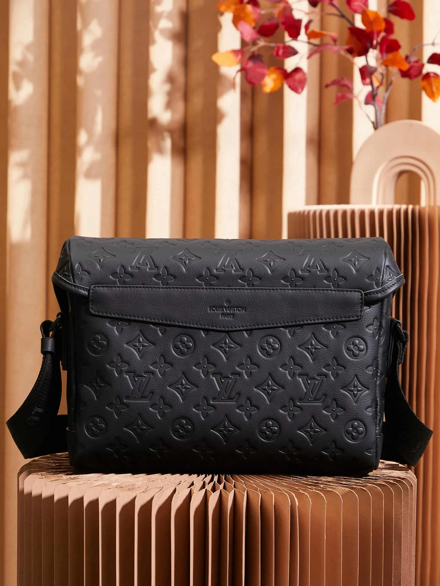 P¥1040👉nfc163C01 dynamic chip version👈[Top-level inspection-free pure steel hardware] M25121 This Voyager messenger bag is made of Monogram Shadow cow leather, inspired by retro school bags. The brand-new LV buckle brings a convenient experience, the adjustable shoulder strap allows for comfortable carrying, and there is ample space to store tablets, chargers, notepads and other daily needs. 33 x 22.5 x 11 (length x height x width)