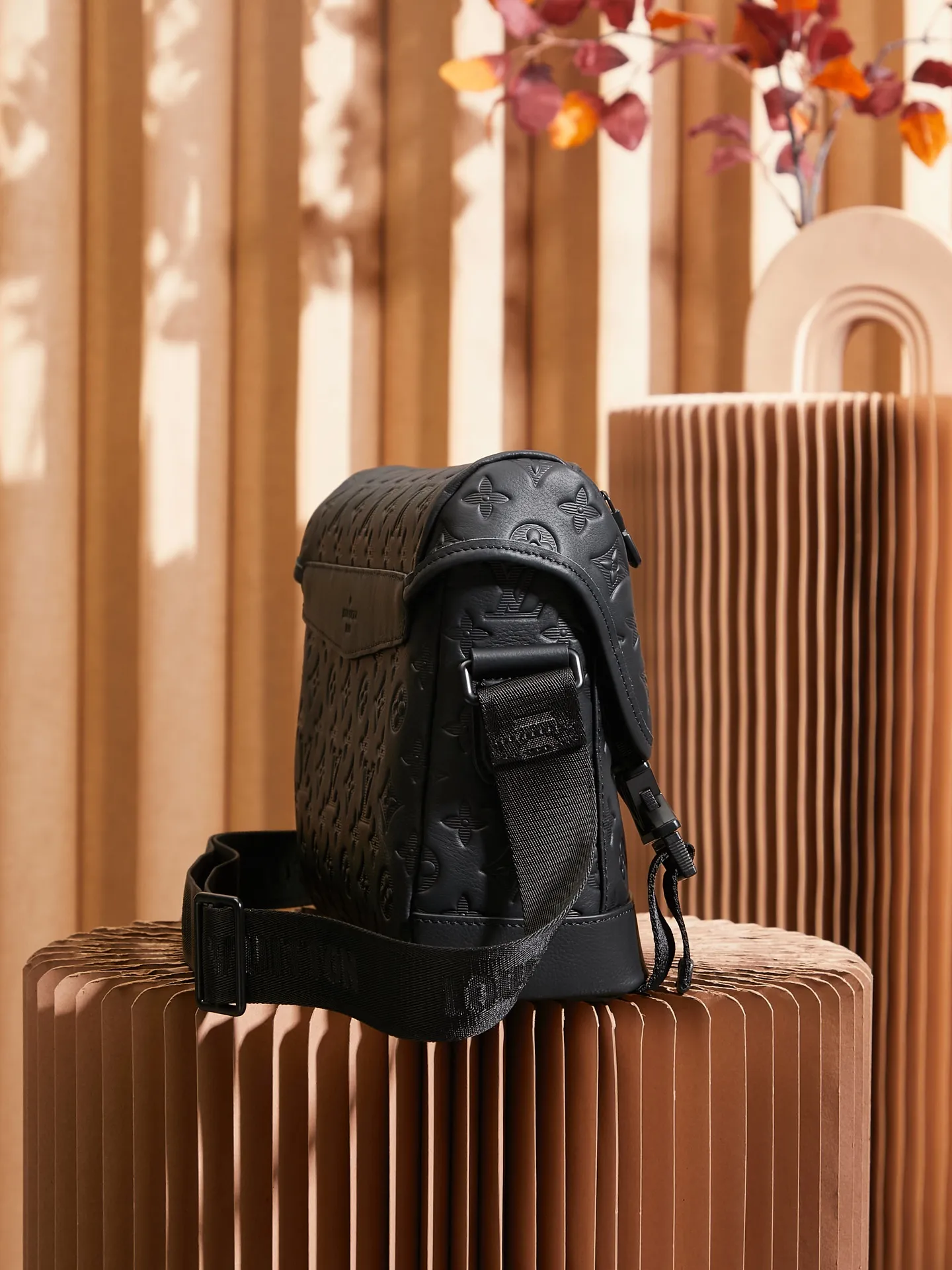 P¥1040👉nfc163C01 dynamic chip version👈[Top-level inspection-free pure steel hardware] M25121 This Voyager messenger bag is made of Monogram Shadow cow leather, inspired by retro school bags. The brand-new LV buckle brings a convenient experience, the adjustable shoulder strap allows for comfortable carrying, and there is ample space to store tablets, chargers, notepads and other daily needs. 33 x 22.5 x 11 (length x height x width)