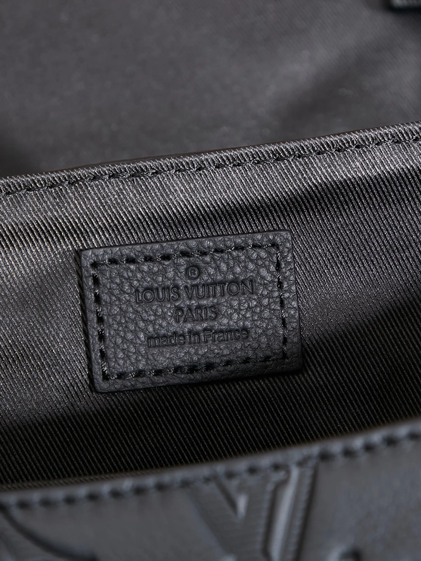 P¥1040👉nfc163C01 dynamic chip version👈[Top-level inspection-free pure steel hardware] M25121 This Voyager messenger bag is made of Monogram Shadow cow leather, inspired by retro school bags. The brand-new LV buckle brings a convenient experience, the adjustable shoulder strap allows for comfortable carrying, and there is ample space to store tablets, chargers, notepads and other daily needs. 33 x 22.5 x 11 (length x height x width)