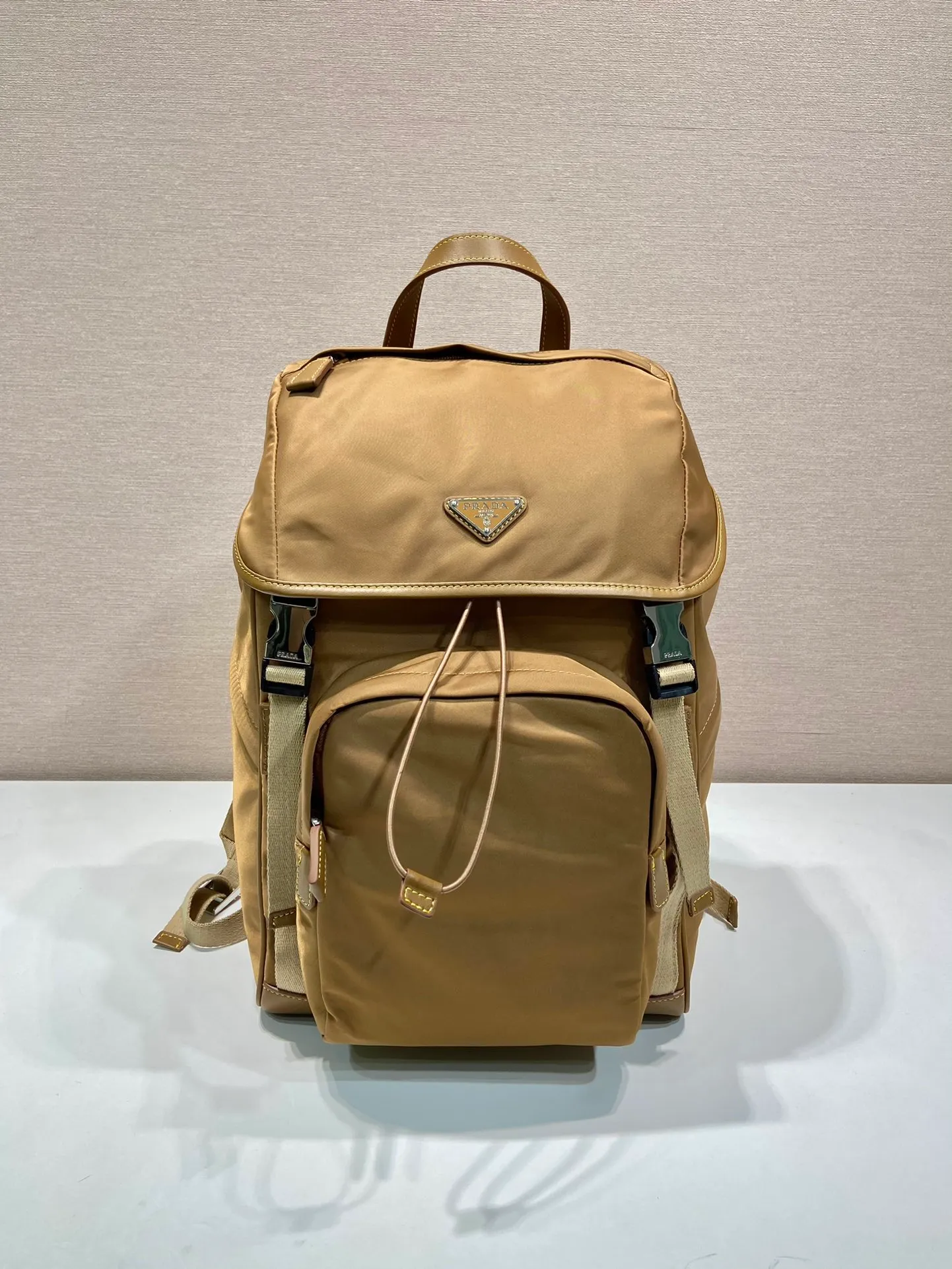 💰1460🎉New double shoulder straps🎉2VZ135 new color🎉🎉 This nylon backpack is decorated with contrasting calfskin trim, using creativity and technology to create a unique style. Multiple pockets and a technical padded back are design features. A new style among classics, fashionable and elegant👍👍Another classic that will never go out of style👏👏Length 27x Height 45x Bottom 17cm👏👏👏💰💰💰