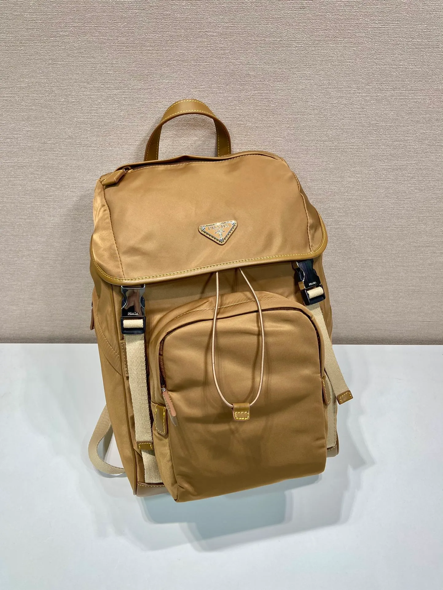 💰1460🎉New double shoulder straps🎉2VZ135 new color🎉🎉 This nylon backpack is decorated with contrasting calfskin trim, using creativity and technology to create a unique style. Multiple pockets and a technical padded back are design features. A new style among classics, fashionable and elegant👍👍Another classic that will never go out of style👏👏Length 27x Height 45x Bottom 17cm👏👏👏💰💰💰
