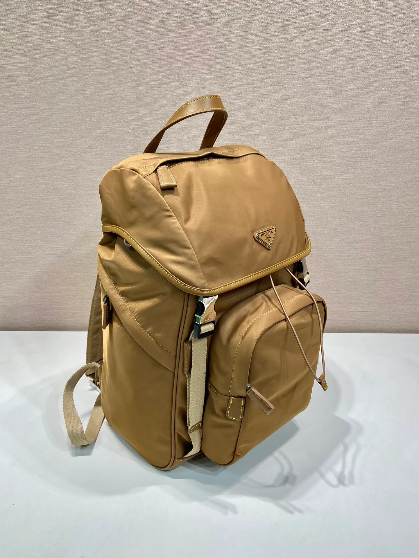 💰1460🎉New double shoulder straps🎉2VZ135 new color🎉🎉 This nylon backpack is decorated with contrasting calfskin trim, using creativity and technology to create a unique style. Multiple pockets and a technical padded back are design features. A new style among classics, fashionable and elegant👍👍Another classic that will never go out of style👏👏Length 27x Height 45x Bottom 17cm👏👏👏💰💰💰