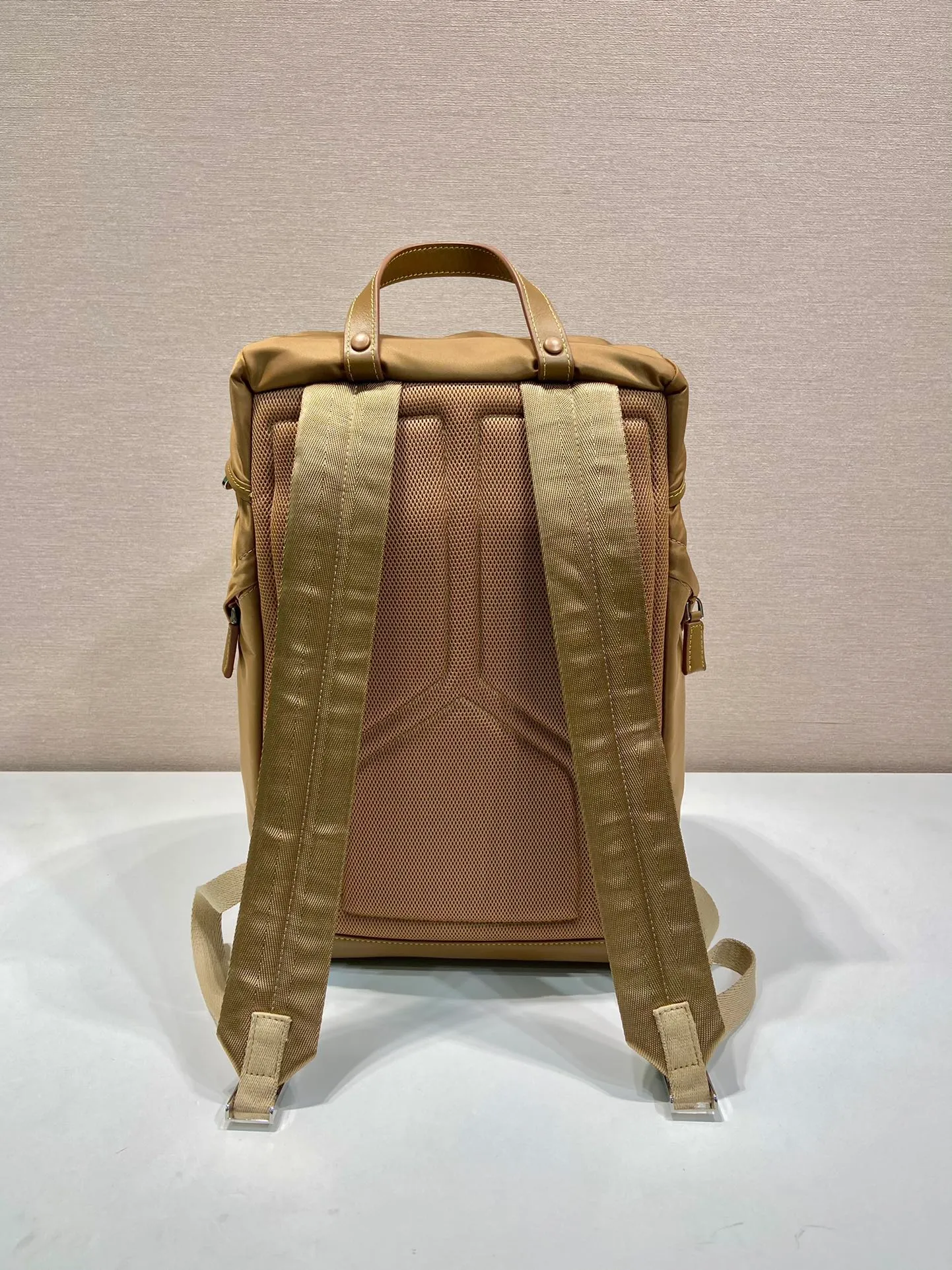 💰1460🎉New double shoulder straps🎉2VZ135 new color🎉🎉 This nylon backpack is decorated with contrasting calfskin trim, using creativity and technology to create a unique style. Multiple pockets and a technical padded back are design features. A new style among classics, fashionable and elegant👍👍Another classic that will never go out of style👏👏Length 27x Height 45x Bottom 17cm👏👏👏💰💰💰