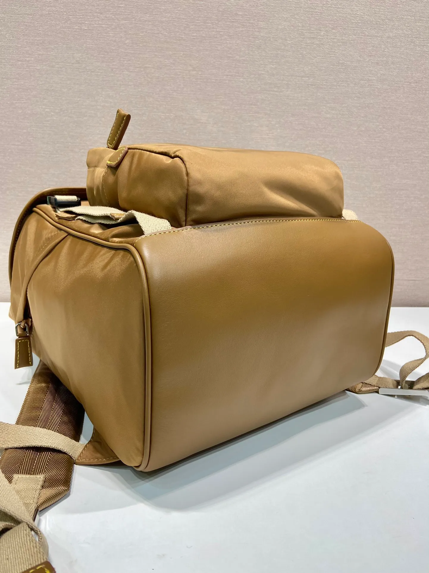 💰1460🎉New double shoulder straps🎉2VZ135 new color🎉🎉 This nylon backpack is decorated with contrasting calfskin trim, using creativity and technology to create a unique style. Multiple pockets and a technical padded back are design features. A new style among classics, fashionable and elegant👍👍Another classic that will never go out of style👏👏Length 27x Height 45x Bottom 17cm👏👏👏💰💰💰