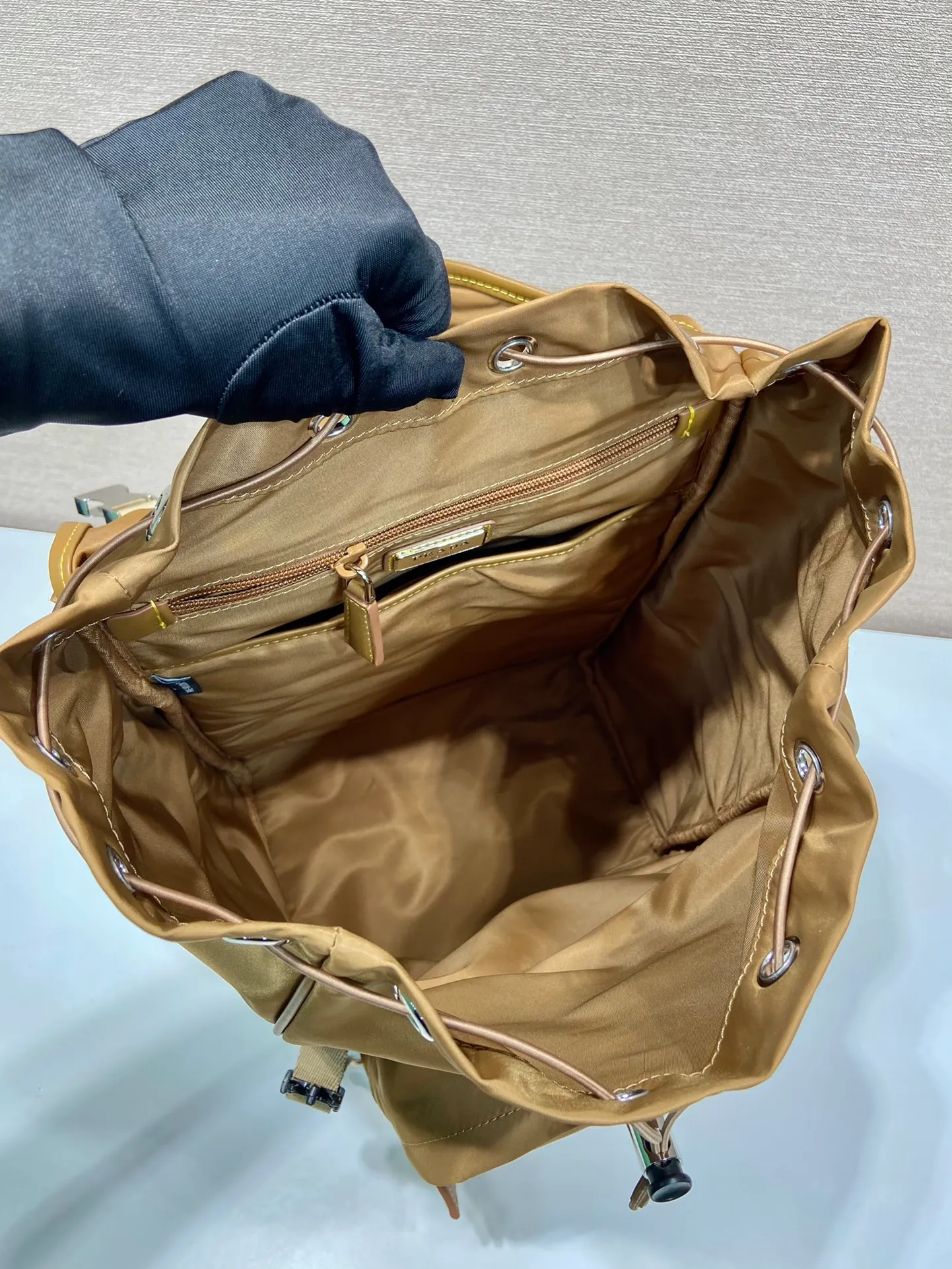 💰1460🎉New double shoulder straps🎉2VZ135 new color🎉🎉 This nylon backpack is decorated with contrasting calfskin trim, using creativity and technology to create a unique style. Multiple pockets and a technical padded back are design features. A new style among classics, fashionable and elegant👍👍Another classic that will never go out of style👏👏Length 27x Height 45x Bottom 17cm👏👏👏💰💰💰