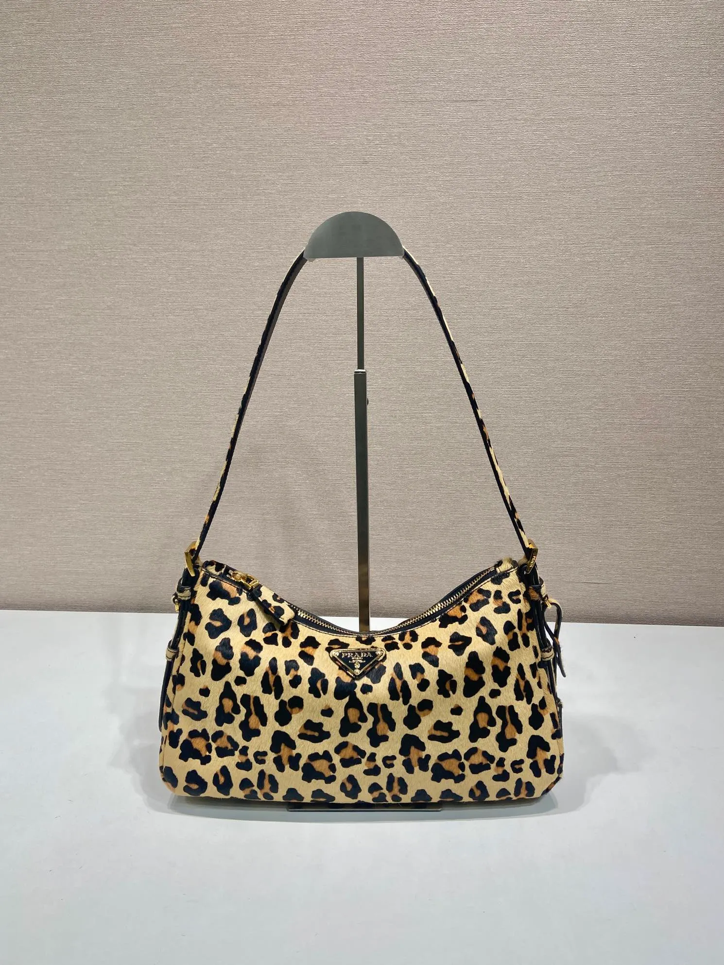 💰1460🎉New Aimee underarm bag🎉1BC229 leopard print🎉🎉 This Hobo underarm bag has a simple design, using leopard print to add personality. It has a metal triangular enamel logo on the front and a detachable leopard print shoulder strap. It is practical, lightweight and has a large capacity. It is high-end and versatile, and another fashion hit. Hurry up and get it, it’s so beautiful👏👏 Length 31x Height 18x ​​Bottom 10cm