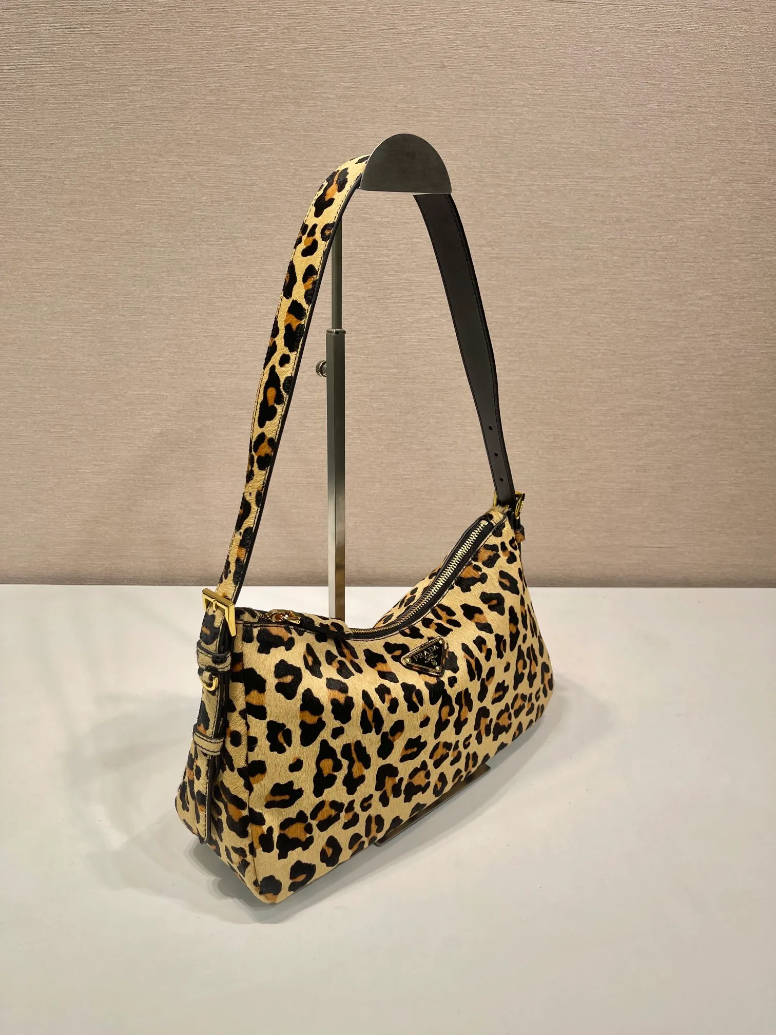 💰1460🎉New Aimee underarm bag🎉1BC229 leopard print🎉🎉 This Hobo underarm bag has a simple design, using leopard print to add personality. It has a metal triangular enamel logo on the front and a detachable leopard print shoulder strap. It is practical, lightweight and has a large capacity. It is high-end and versatile, and another fashion hit. Hurry up and get it, it’s so beautiful👏👏 Length 31x Height 18x ​​Bottom 10cm