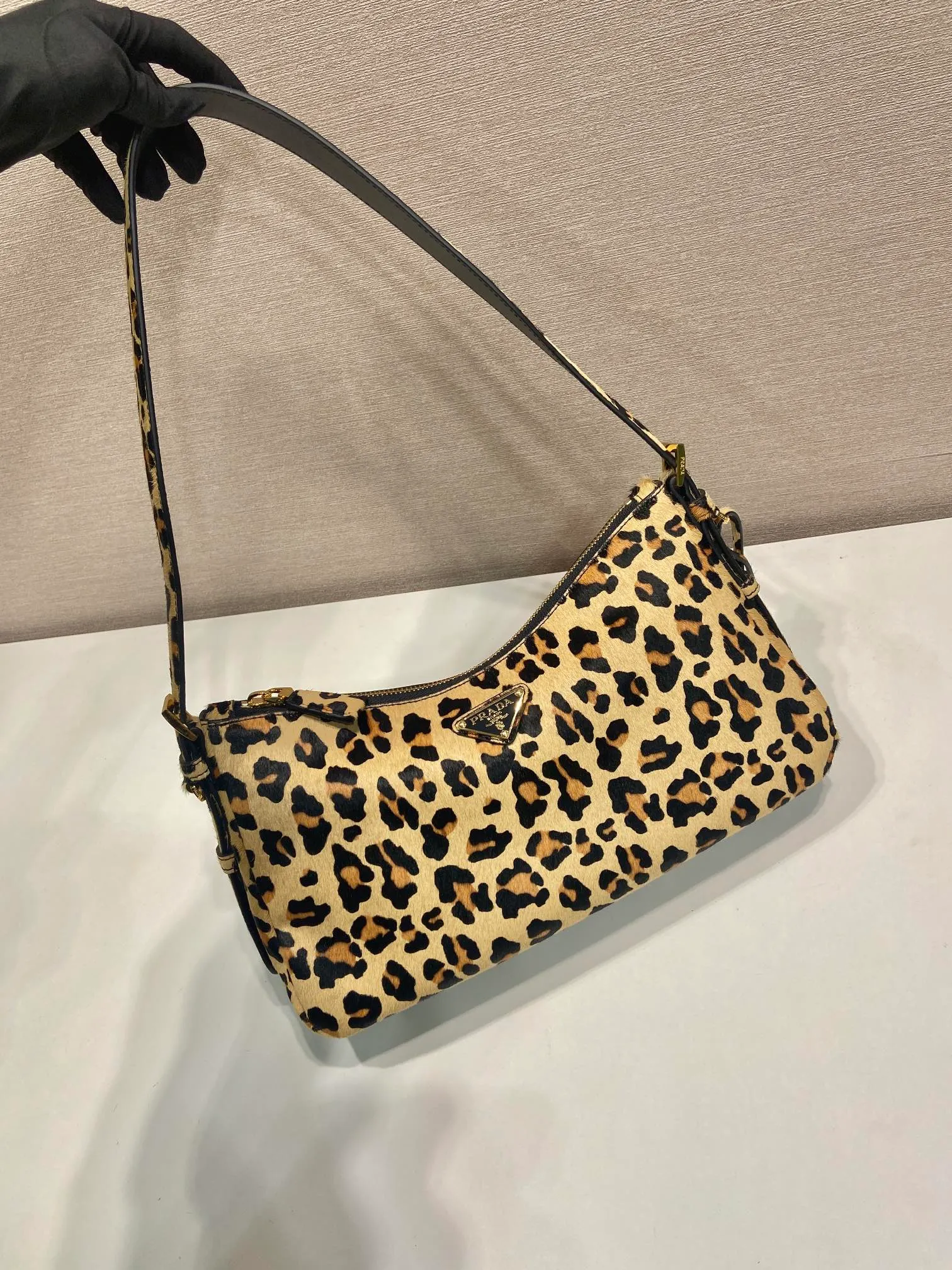 💰1460🎉New Aimee underarm bag🎉1BC229 leopard print🎉🎉 This Hobo underarm bag has a simple design, using leopard print to add personality. It has a metal triangular enamel logo on the front and a detachable leopard print shoulder strap. It is practical, lightweight and has a large capacity. It is high-end and versatile, and another fashion hit. Hurry up and get it, it’s so beautiful👏👏 Length 31x Height 18x ​​Bottom 10cm