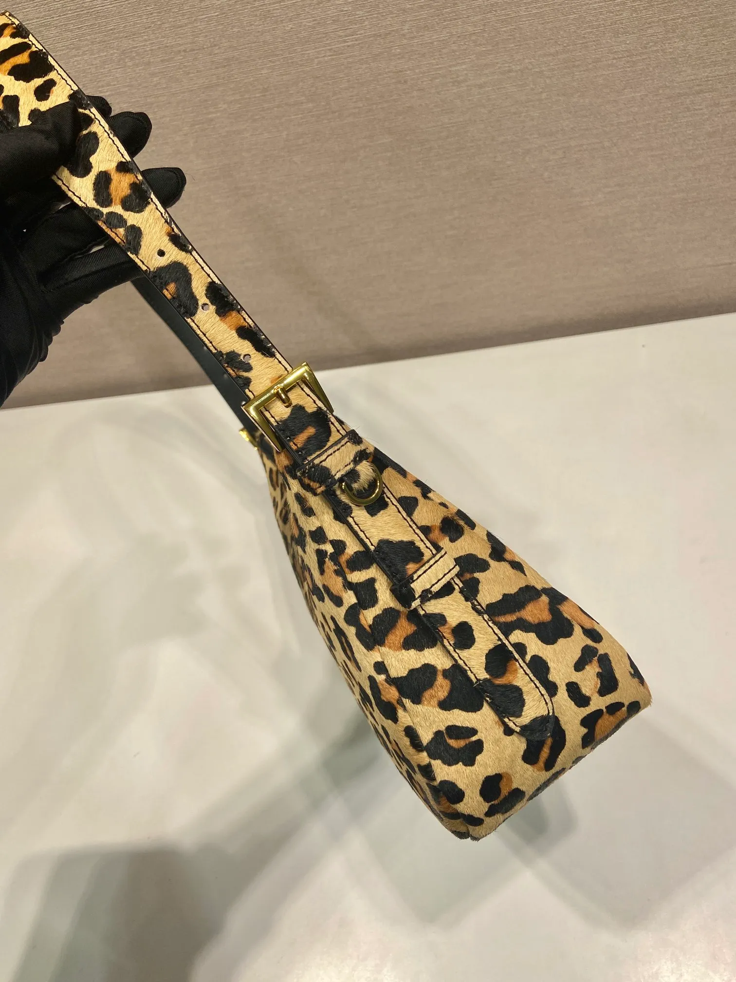 💰1460🎉New Aimee underarm bag🎉1BC229 leopard print🎉🎉 This Hobo underarm bag has a simple design, using leopard print to add personality. It has a metal triangular enamel logo on the front and a detachable leopard print shoulder strap. It is practical, lightweight and has a large capacity. It is high-end and versatile, and another fashion hit. Hurry up and get it, it’s so beautiful👏👏 Length 31x Height 18x ​​Bottom 10cm
