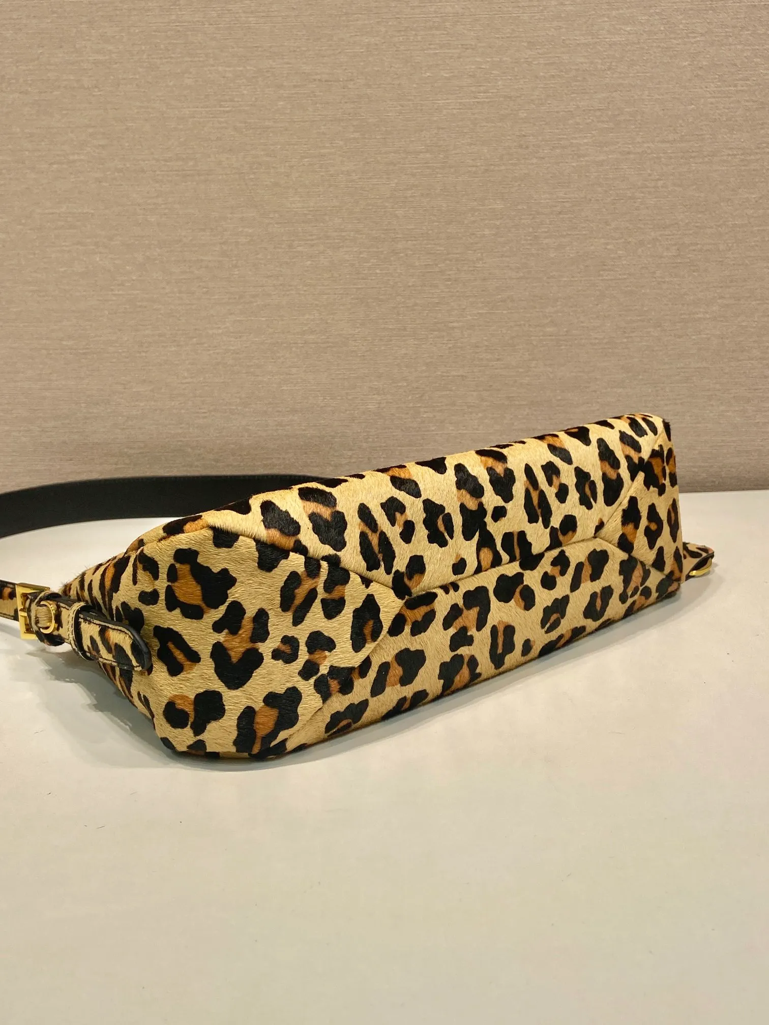 💰1460🎉New Aimee underarm bag🎉1BC229 leopard print🎉🎉 This Hobo underarm bag has a simple design, using leopard print to add personality. It has a metal triangular enamel logo on the front and a detachable leopard print shoulder strap. It is practical, lightweight and has a large capacity. It is high-end and versatile, and another fashion hit. Hurry up and get it, it’s so beautiful👏👏 Length 31x Height 18x ​​Bottom 10cm
