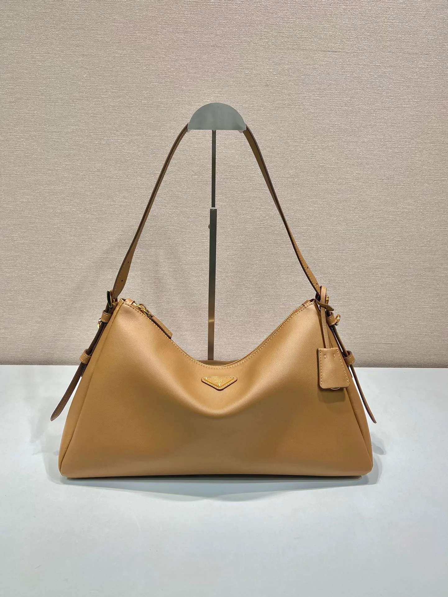 💰1760🎉New Aimee Underarm Bag🎉1BC228🎉🎉This leather Hobo underarm bag has a simple design and is made of imported calfskin. It has a metal triangular enamel logo on the front and is equipped with a detachable leather shoulder strap. The leather is fine and soft, practical, lightweight, and has a large capacity. ﻿﻿﻿High-end and versatile, another fashion hit. Hurry up and get it, it’s so beautiful👏👏 Length 39x height 24x bottom 12cm