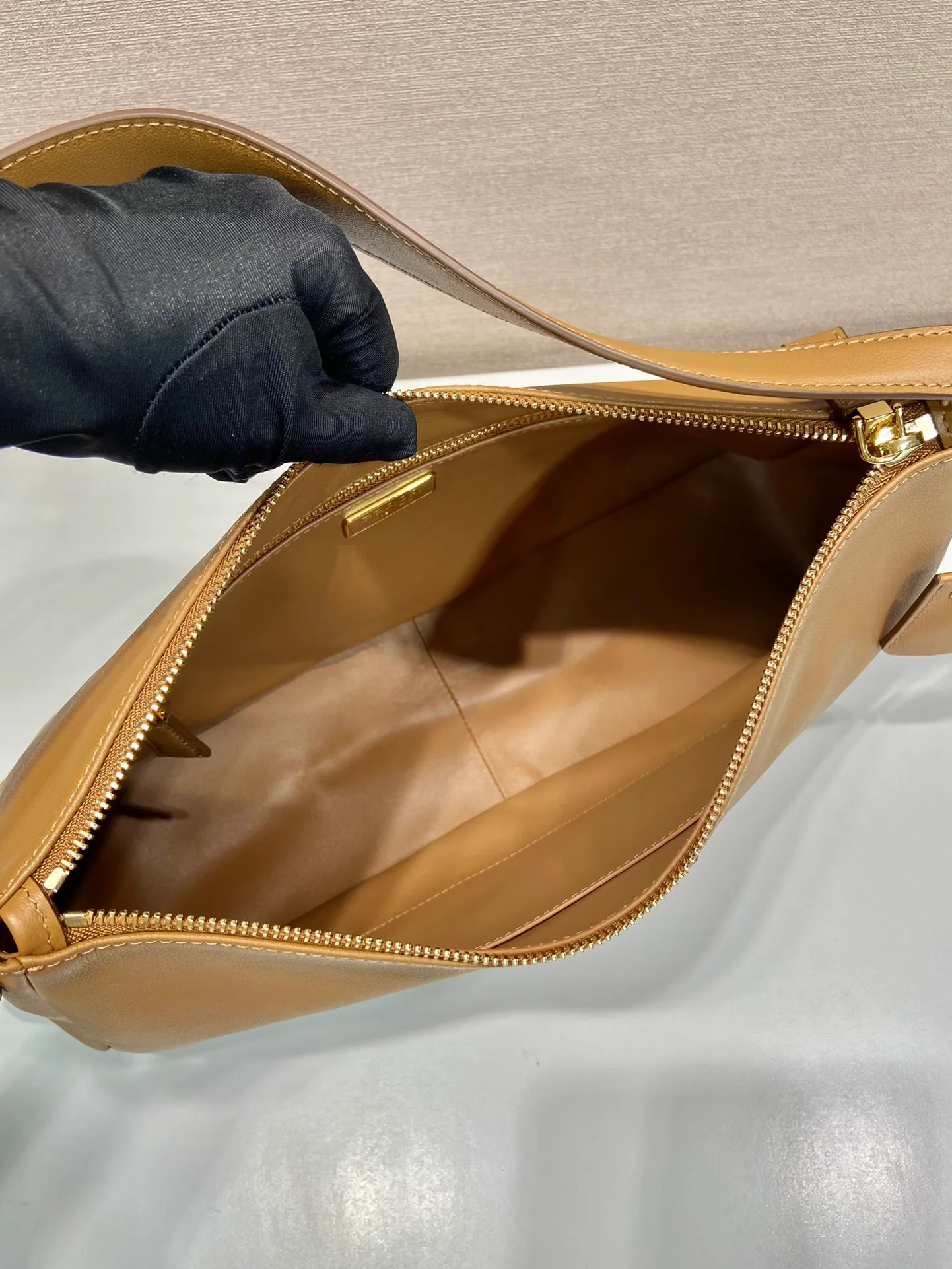 💰1760🎉New Aimee Underarm Bag🎉1BC228🎉🎉This leather Hobo underarm bag has a simple design and is made of imported calfskin. It has a metal triangular enamel logo on the front and is equipped with a detachable leather shoulder strap. The leather is fine and soft, practical, lightweight, and has a large capacity. ﻿﻿﻿High-end and versatile, another fashion hit. Hurry up and get it, it’s so beautiful👏👏 Length 39x height 24x bottom 12cm
