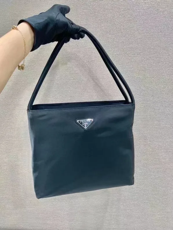 p520¥🎉Middle-hand tote bag🎉Medium size🎉This second-hand tote bag is made of imported nylon fabric, with a lattice zipper design in the middle. It can be carried by hand or on the shoulder. It is light and simple😘The capacity is very large, and the upper body effect is particularly trendy, versatile and fashionable. No matter casual or formal. It’s all about stability and style, hurry up and get it😘I love this medieval tote bag so much🎉🎉Model number: B6246 length 28x height 25x bottom 7cm.