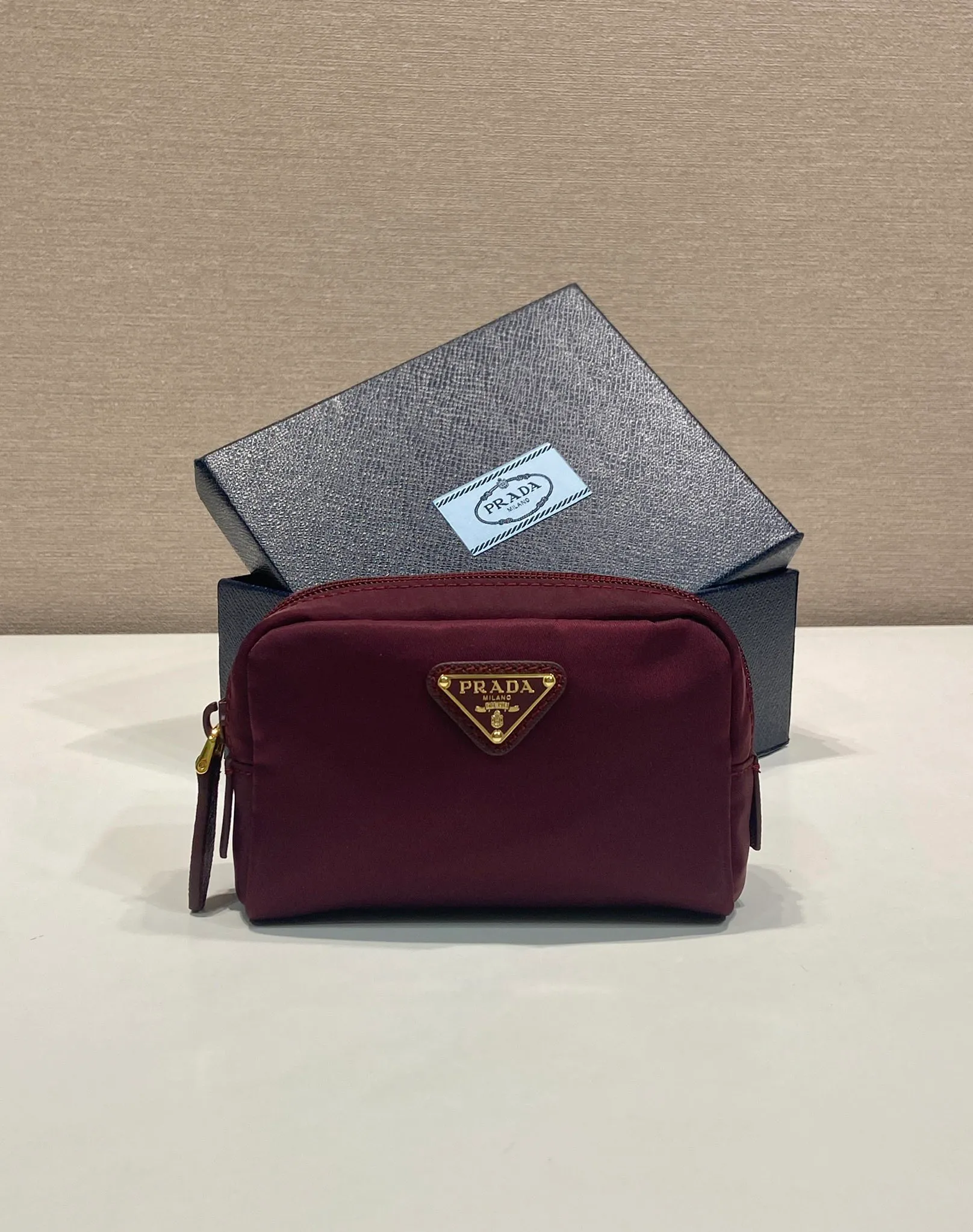💰280🎉Small clutch🎉1NA339/K gold new product🎉🎉 This clutch is made of innovative Prada Re-Nylon regenerated nylon. The bag has a zipper design, the inner pocket is equipped with a zipper pocket, top-grade hardware, large capacity space, cards/car keys🔑/lipstick💄/all no problem, babies, the little handbag you have been longing for has arrived👏👏 Length 12x Height 8x Bottom 3.5cm🎉🎉🎉👏👏👏