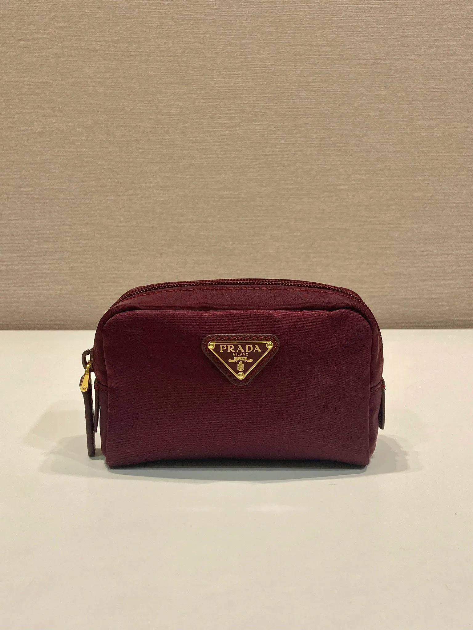 💰280🎉Small clutch🎉1NA339/K gold new product🎉🎉 This clutch is made of innovative Prada Re-Nylon regenerated nylon. The bag has a zipper design, the inner pocket is equipped with a zipper pocket, top-grade hardware, large capacity space, cards/car keys🔑/lipstick💄/all no problem, babies, the little handbag you have been longing for has arrived👏👏 Length 12x Height 8x Bottom 3.5cm🎉🎉🎉👏👏👏
