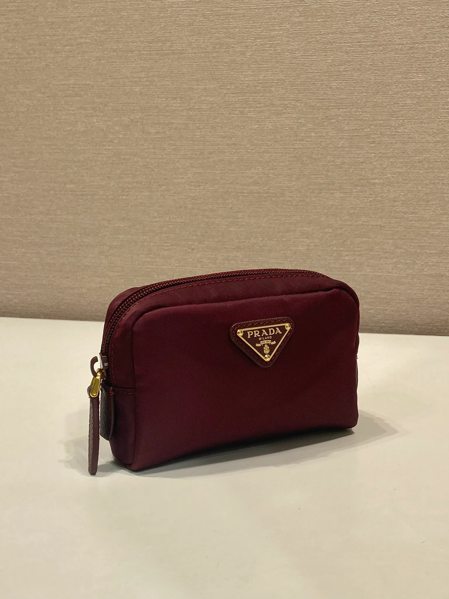 💰280🎉Small clutch🎉1NA339/K gold new product🎉🎉 This clutch is made of innovative Prada Re-Nylon regenerated nylon. The bag has a zipper design, the inner pocket is equipped with a zipper pocket, top-grade hardware, large capacity space, cards/car keys🔑/lipstick💄/all no problem, babies, the little handbag you have been longing for has arrived👏👏 Length 12x Height 8x Bottom 3.5cm🎉🎉🎉👏👏👏