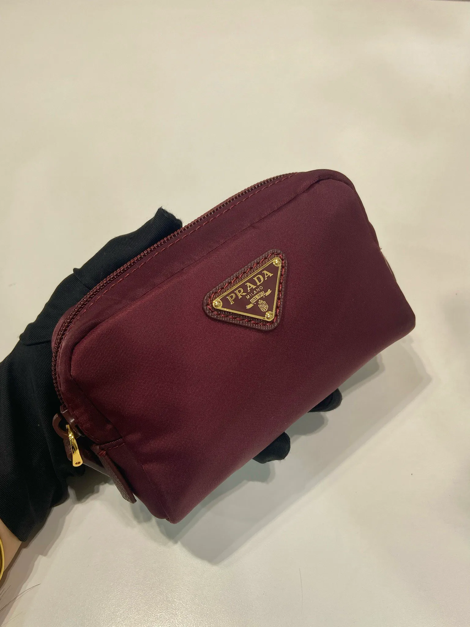 💰280🎉Small clutch🎉1NA339/K gold new product🎉🎉 This clutch is made of innovative Prada Re-Nylon regenerated nylon. The bag has a zipper design, the inner pocket is equipped with a zipper pocket, top-grade hardware, large capacity space, cards/car keys🔑/lipstick💄/all no problem, babies, the little handbag you have been longing for has arrived👏👏 Length 12x Height 8x Bottom 3.5cm🎉🎉🎉👏👏👏