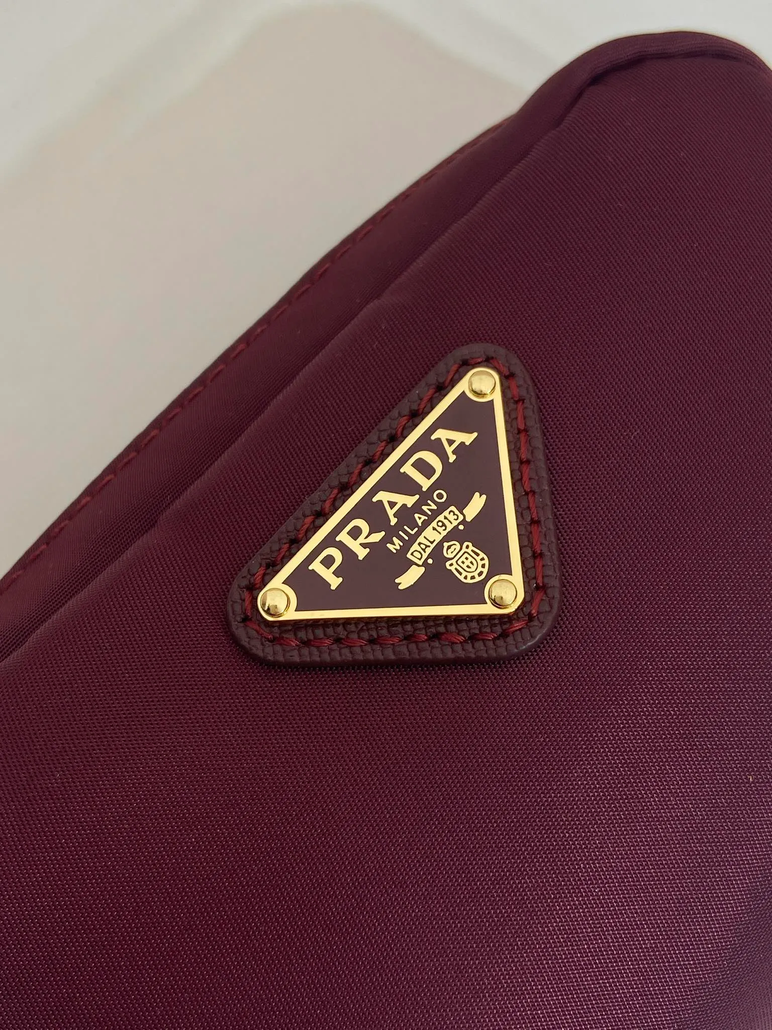 💰280🎉Small clutch🎉1NA339/K gold new product🎉🎉 This clutch is made of innovative Prada Re-Nylon regenerated nylon. The bag has a zipper design, the inner pocket is equipped with a zipper pocket, top-grade hardware, large capacity space, cards/car keys🔑/lipstick💄/all no problem, babies, the little handbag you have been longing for has arrived👏👏 Length 12x Height 8x Bottom 3.5cm🎉🎉🎉👏👏👏