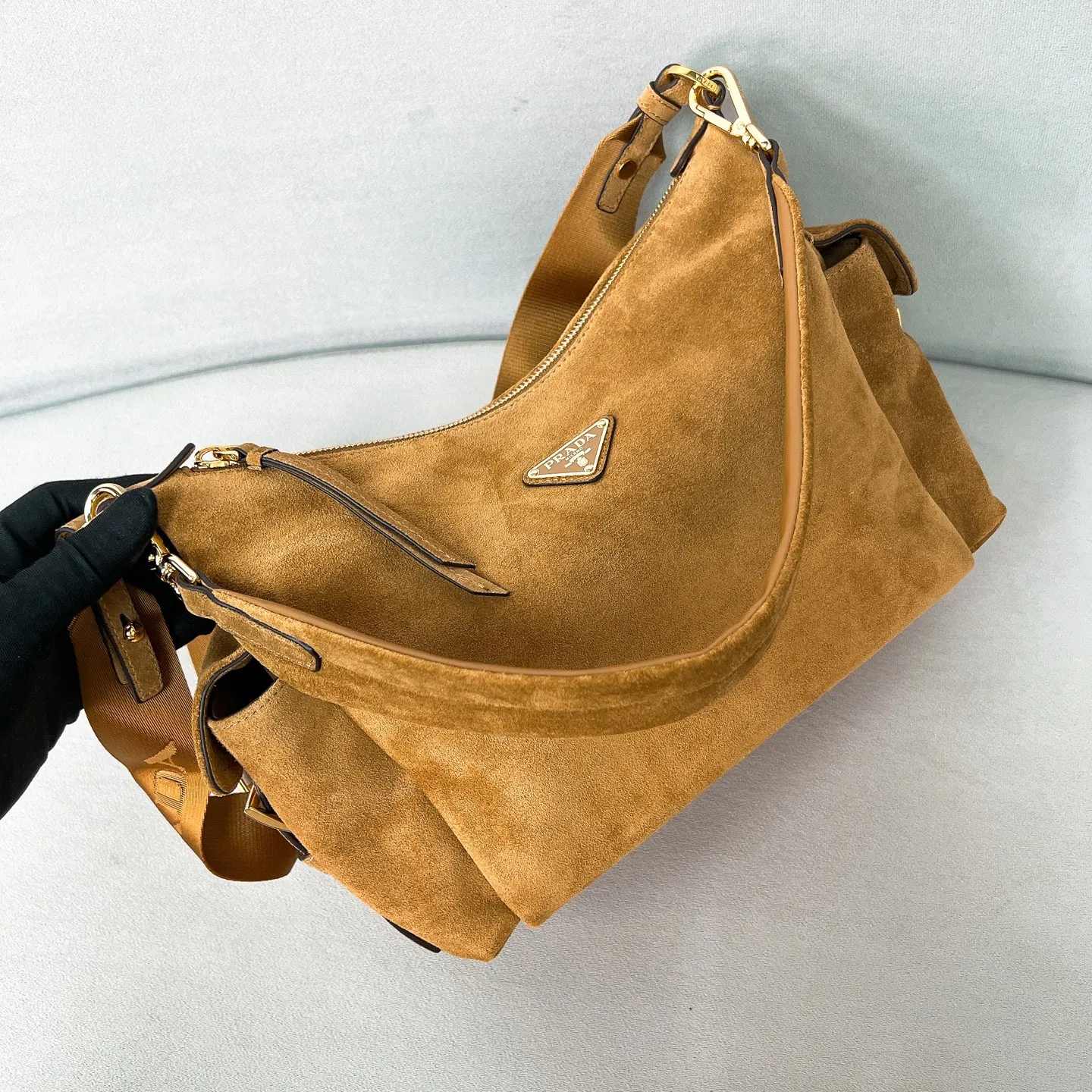 💰1520 ✨New product debut✨2025 new popular Explore handbag large size 1BC264, super versatile, good-looking, fashionable and trendy people must buy it! Not only practical, lightweight, but also good-looking, with super large capacity. Triangle brand signature + imported suede. Lightweight and practical design combines sports and versatile elements. Equipped with two detachable and adjustable webbing straps. The fluffy and soft shape goes well with clothes. The multi-pocket design meets the functional needs of traveling and commuting. It is simply great👏... Unisex style for both men and women🉑️ Size: 32*22*11.5cm Cinnamon color
