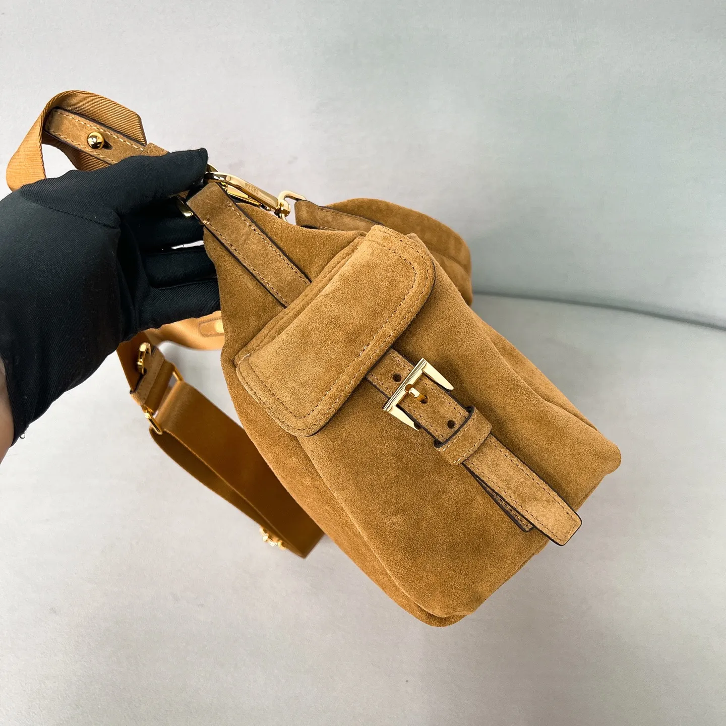 💰1520 ✨New product debut✨2025 new popular Explore handbag large size 1BC264, super versatile, good-looking, fashionable and trendy people must buy it! Not only practical, lightweight, but also good-looking, with super large capacity. Triangle brand signature + imported suede. Lightweight and practical design combines sports and versatile elements. Equipped with two detachable and adjustable webbing straps. The fluffy and soft shape goes well with clothes. The multi-pocket design meets the functional needs of traveling and commuting. It is simply great👏... Unisex style for both men and women🉑️ Size: 32*22*11.5cm Cinnamon color