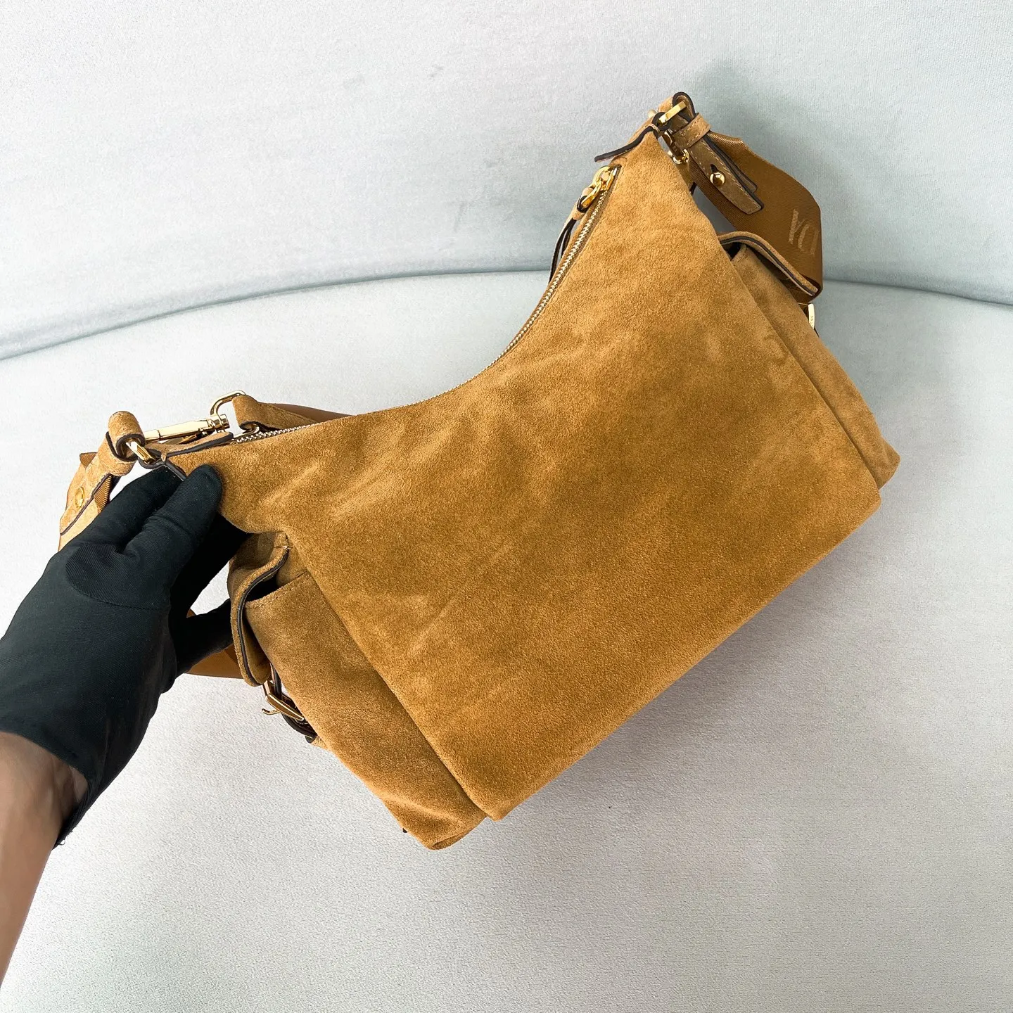 💰1520 ✨New product debut✨2025 new popular Explore handbag large size 1BC264, super versatile, good-looking, fashionable and trendy people must buy it! Not only practical, lightweight, but also good-looking, with super large capacity. Triangle brand signature + imported suede. Lightweight and practical design combines sports and versatile elements. Equipped with two detachable and adjustable webbing straps. The fluffy and soft shape goes well with clothes. The multi-pocket design meets the functional needs of traveling and commuting. It is simply great👏... Unisex style for both men and women🉑️ Size: 32*22*11.5cm Cinnamon color
