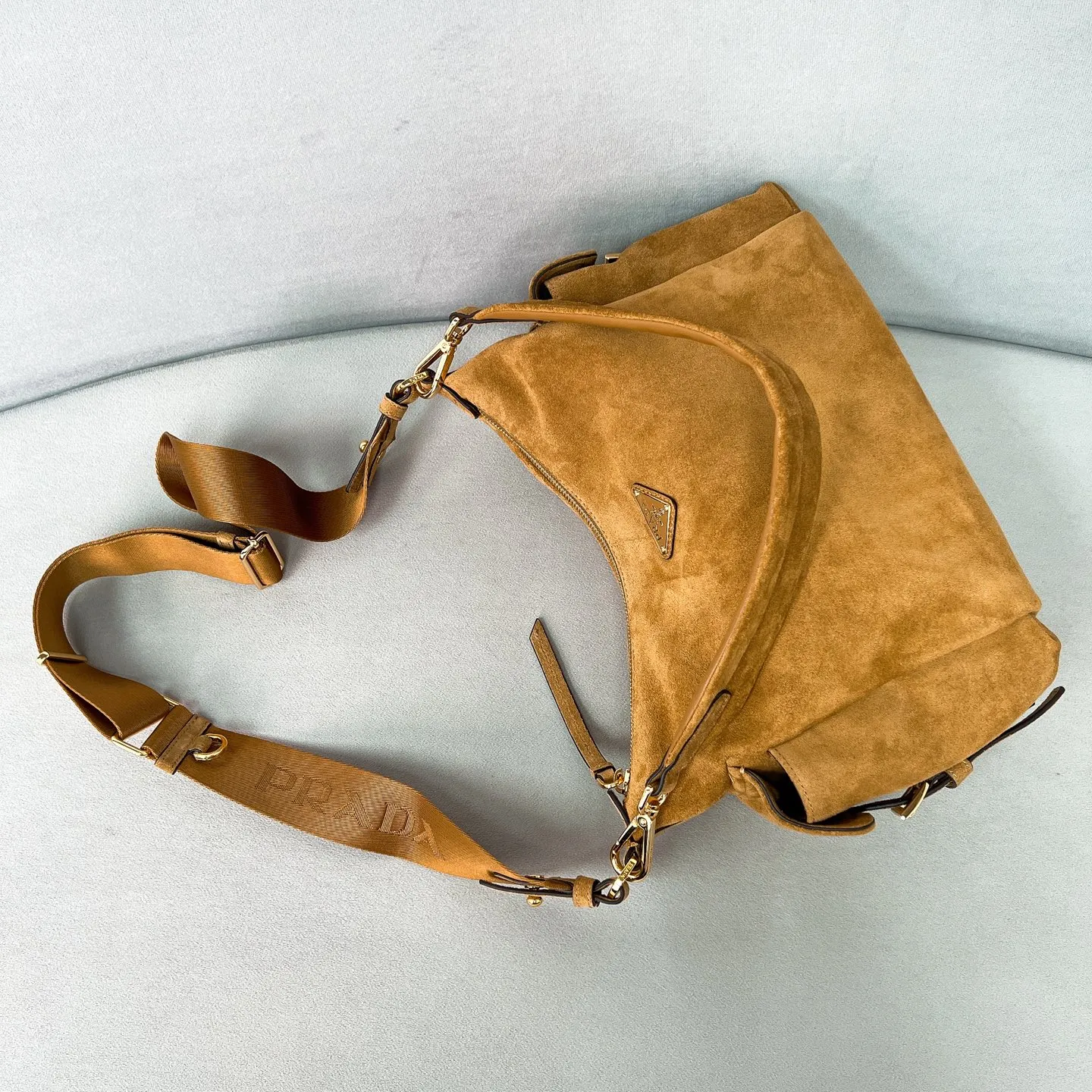💰1520 ✨New product debut✨2025 new popular Explore handbag large size 1BC264, super versatile, good-looking, fashionable and trendy people must buy it! Not only practical, lightweight, but also good-looking, with super large capacity. Triangle brand signature + imported suede. Lightweight and practical design combines sports and versatile elements. Equipped with two detachable and adjustable webbing straps. The fluffy and soft shape goes well with clothes. The multi-pocket design meets the functional needs of traveling and commuting. It is simply great👏... Unisex style for both men and women🉑️ Size: 32*22*11.5cm Cinnamon color