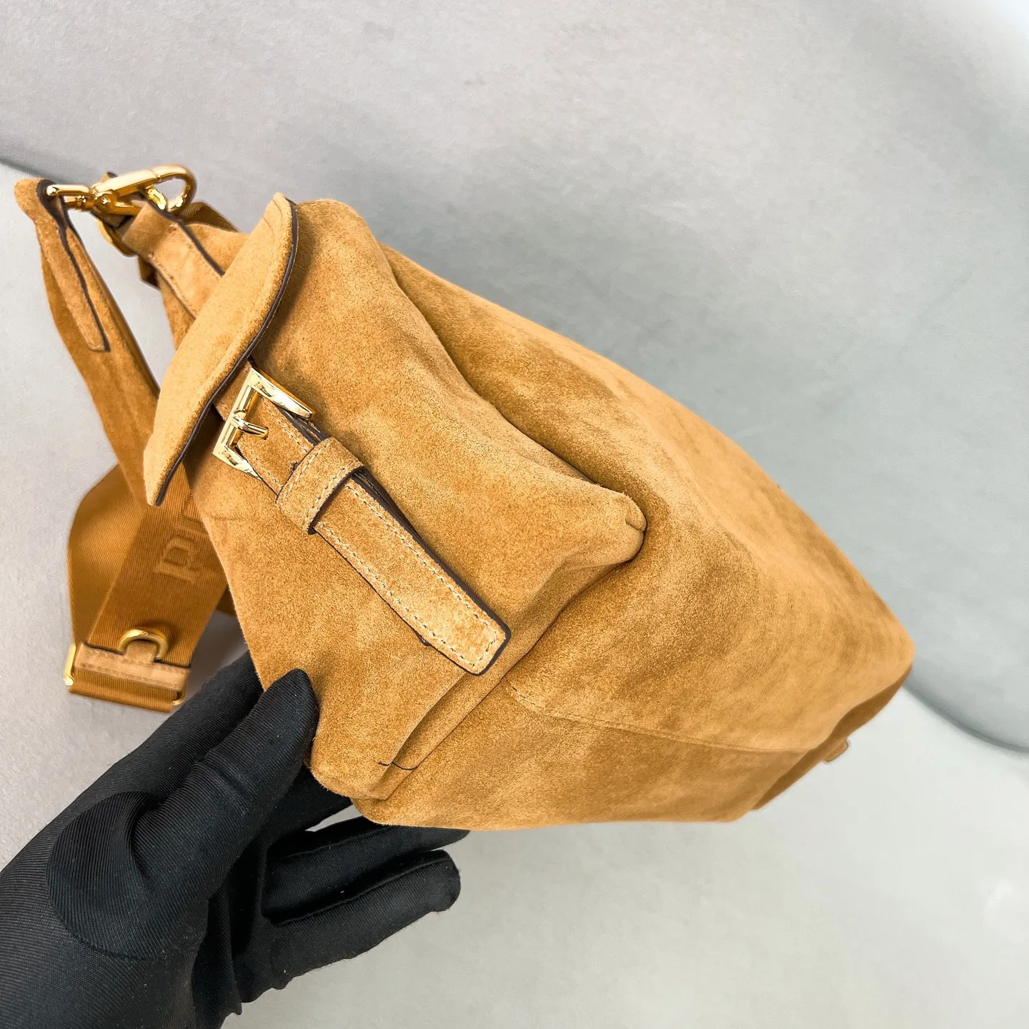 💰1520 ✨New product debut✨2025 new popular Explore handbag large size 1BC264, super versatile, good-looking, fashionable and trendy people must buy it! Not only practical, lightweight, but also good-looking, with super large capacity. Triangle brand signature + imported suede. Lightweight and practical design combines sports and versatile elements. Equipped with two detachable and adjustable webbing straps. The fluffy and soft shape goes well with clothes. The multi-pocket design meets the functional needs of traveling and commuting. It is simply great👏... Unisex style for both men and women🉑️ Size: 32*22*11.5cm Cinnamon color