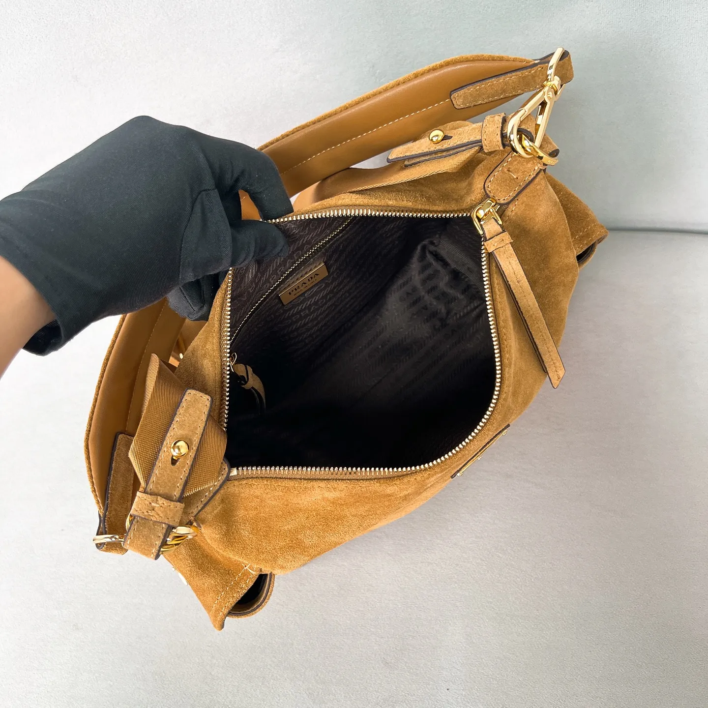 💰1520 ✨New product debut✨2025 new popular Explore handbag large size 1BC264, super versatile, good-looking, fashionable and trendy people must buy it! Not only practical, lightweight, but also good-looking, with super large capacity. Triangle brand signature + imported suede. Lightweight and practical design combines sports and versatile elements. Equipped with two detachable and adjustable webbing straps. The fluffy and soft shape goes well with clothes. The multi-pocket design meets the functional needs of traveling and commuting. It is simply great👏... Unisex style for both men and women🉑️ Size: 32*22*11.5cm Cinnamon color