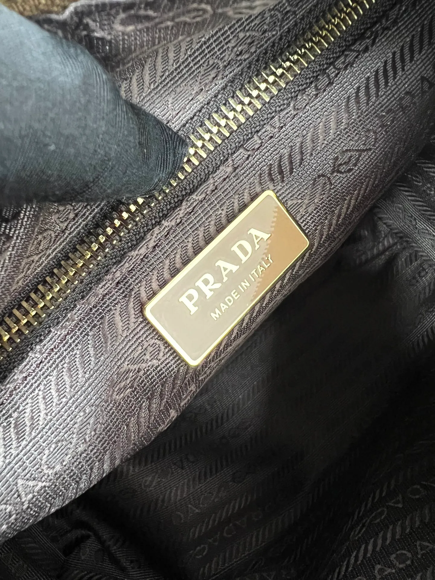 💰1520 ✨New product debut✨2025 new popular Explore handbag large size 1BC264, super versatile, good-looking, fashionable and trendy people must buy it! Not only practical, lightweight, but also good-looking, with super large capacity. Triangle brand signature + imported suede. Lightweight and practical design combines sports and versatile elements. Equipped with two detachable and adjustable webbing straps. The fluffy and soft shape goes well with clothes. The multi-pocket design meets the functional needs of traveling and commuting. It is simply great👏... Unisex style for both men and women🉑️ Size: 32*22*11.5cm Cinnamon color