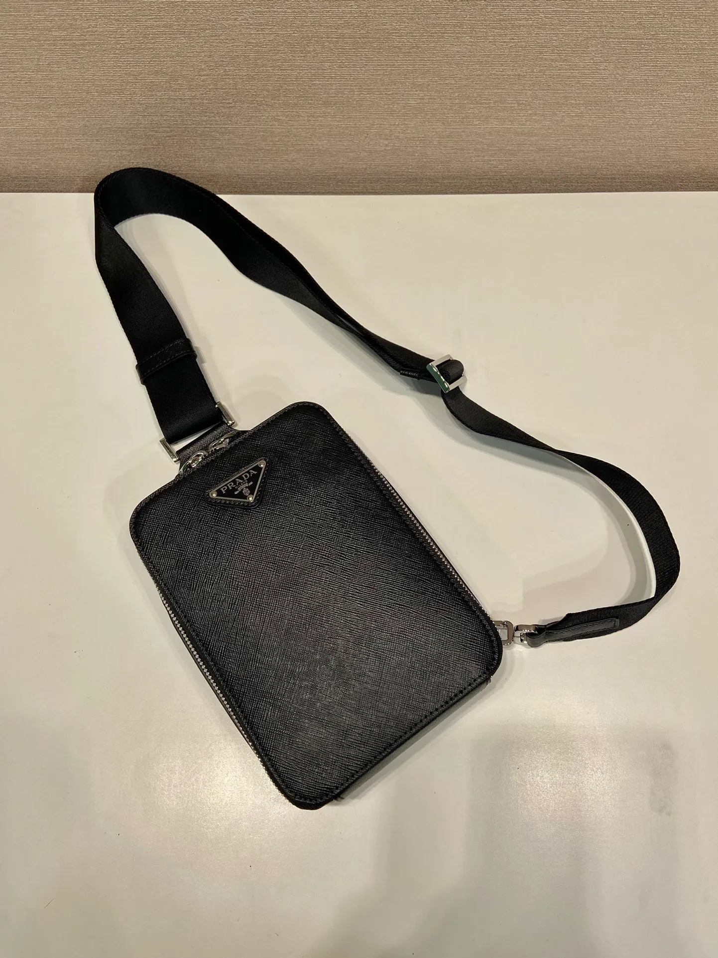 💰1120🎉New chest bag🎉2VZ106 chest bag🎉🎉 This chest bag is made of imported cross-grain cowhide, with a two-way zipper design, equipped with woven adjustable fabric shoulder straps, and a mouth rest in the inner compartment. The upper body effect is very cool and close-fitting👏👏Another popular style that will never go out of style🎉🎉 Length 14x height 20x bottom 5cm🎉🎉🎉👏👏👏