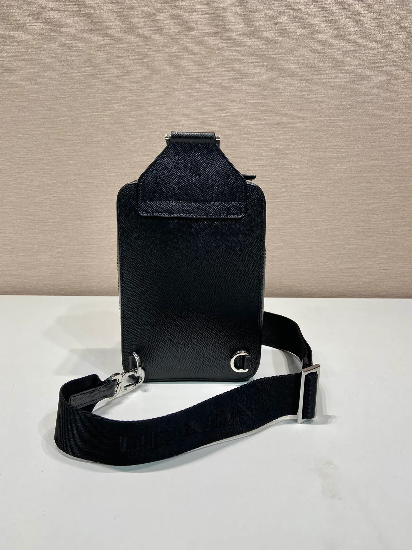 💰1120🎉New chest bag🎉2VZ106 chest bag🎉🎉 This chest bag is made of imported cross-grain cowhide, with a two-way zipper design, equipped with woven adjustable fabric shoulder straps, and a mouth rest in the inner compartment. The upper body effect is very cool and close-fitting👏👏Another popular style that will never go out of style🎉🎉 Length 14x height 20x bottom 5cm🎉🎉🎉👏👏👏