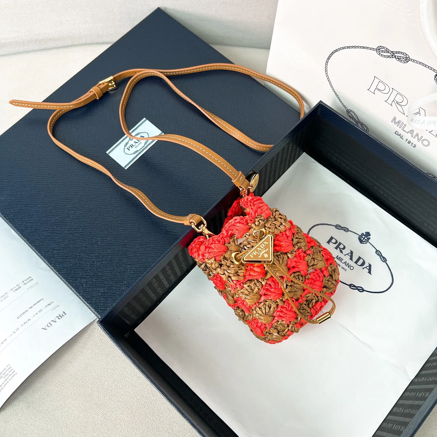 💰900✨New product launch✨2025 new raffia small lucky bag 1NR016 is made of raffia material and is equipped with a golden metal logo and a circular logo. The overall bag body is very cute and lightweight. The style is elegant and outstanding. It shows the charm of summer. A handbag that perfectly combines classic heritage and the trend of the times. A must-have for fairies. Size 9.5*9*6cm