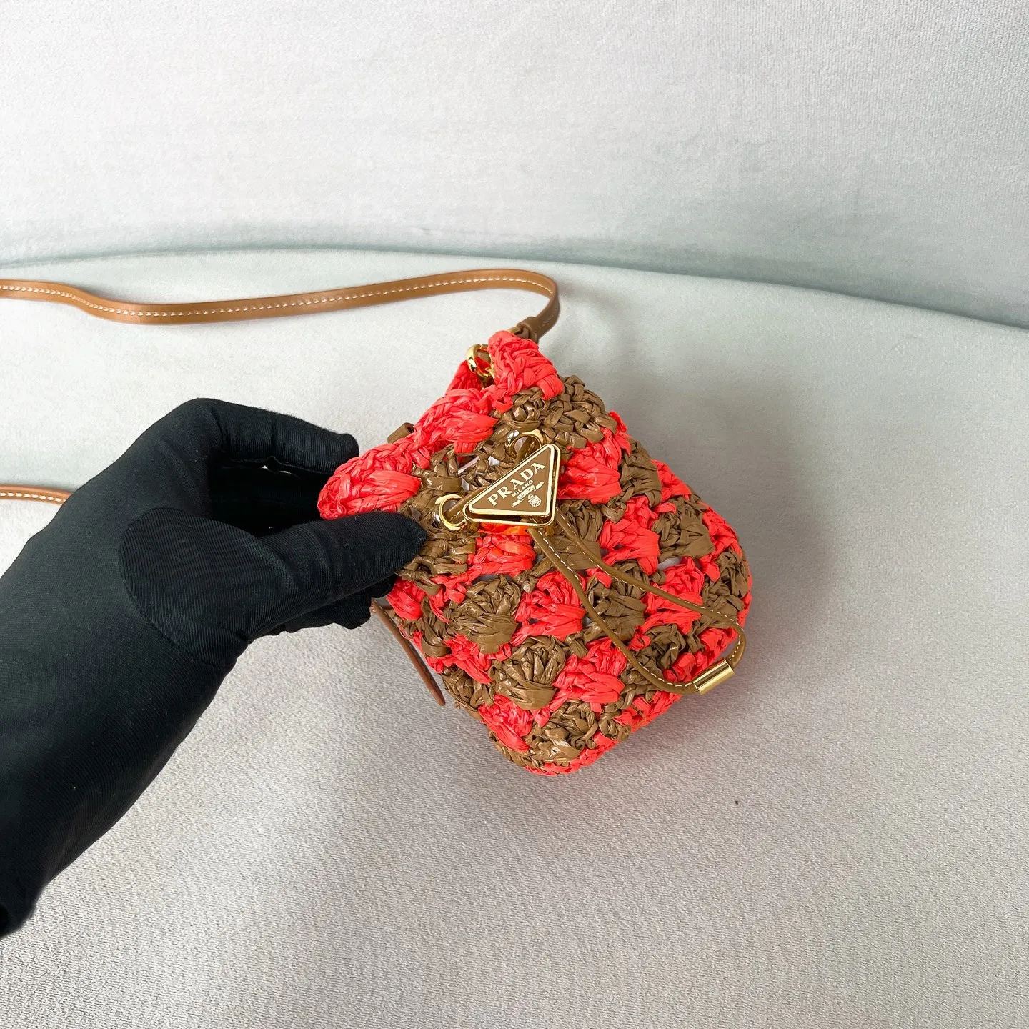 💰900✨New product launch✨2025 new raffia small lucky bag 1NR016 is made of raffia material and is equipped with a golden metal logo and a circular logo. The overall bag body is very cute and lightweight. The style is elegant and outstanding. It shows the charm of summer. A handbag that perfectly combines classic heritage and the trend of the times. A must-have for fairies. Size 9.5*9*6cm