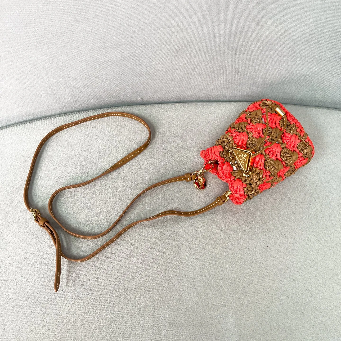💰900✨New product launch✨2025 new raffia small lucky bag 1NR016 is made of raffia material and is equipped with a golden metal logo and a circular logo. The overall bag body is very cute and lightweight. The style is elegant and outstanding. It shows the charm of summer. A handbag that perfectly combines classic heritage and the trend of the times. A must-have for fairies. Size 9.5*9*6cm